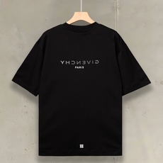 Givenchy纪梵希2026春夏经典背后的Logo与“PARIS”字样,打破常规,自带辨识度,低调中透 Givenchy纪梵希2026春夏经典背后的Logo与“PARIS”字样,打破常规,自带辨识度,低调中透