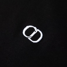 Dior迪奥2026春夏新款小CD刺绣logoT恤极简主义的高级表达当标志性CD刺绣遇上重磅纯棉,这件T Dior迪奥2026春夏新款小CD刺绣logoT恤极简主义的高级表达当标志性CD刺绣遇上重磅纯棉,这件T
