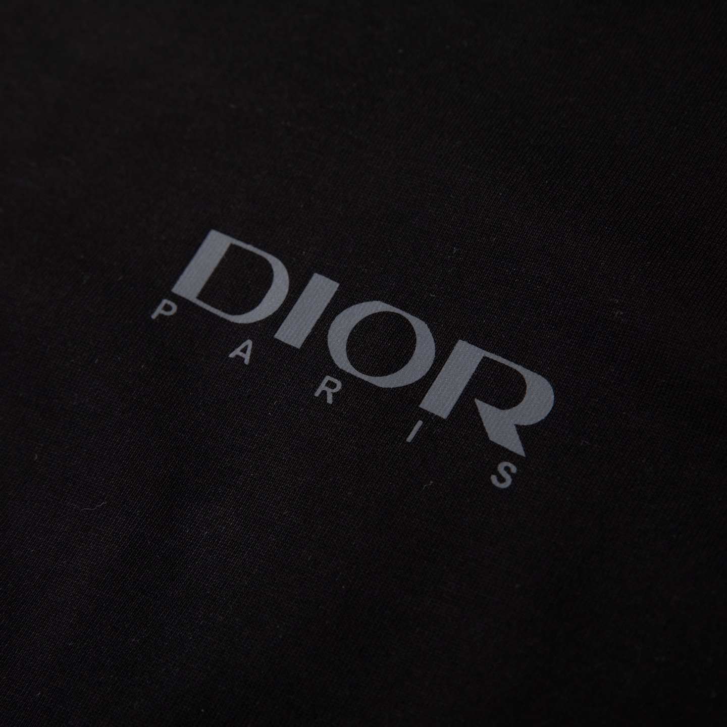Dior迪奥2026新款 这件DIOR T恤，把「高级感」穿在细节里• 拒绝浮夸设计，用几何三角+品牌字