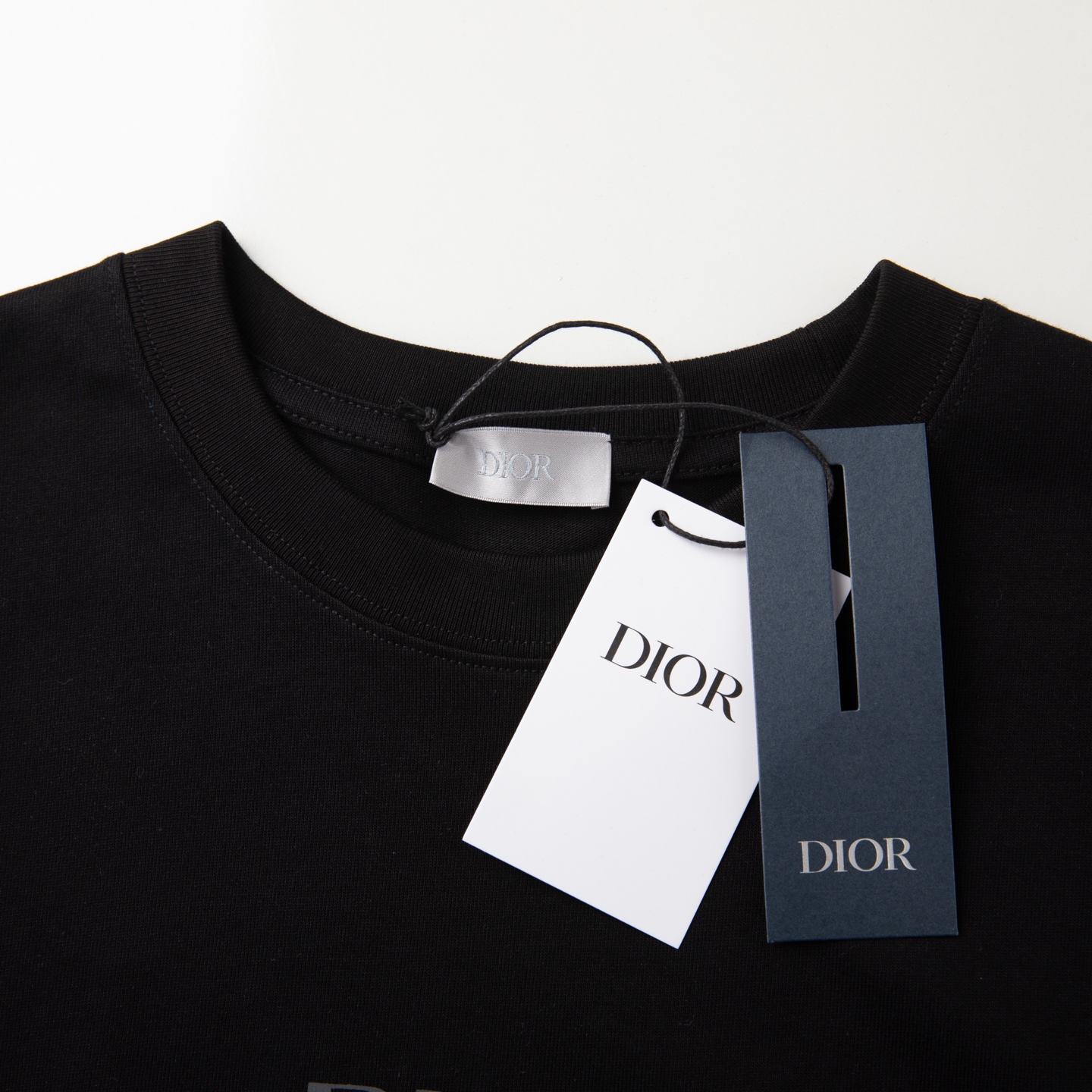 Dior迪奥2026新款 这件DIOR T恤，把「高级感」穿在细节里• 拒绝浮夸设计，用几何三角+品牌字