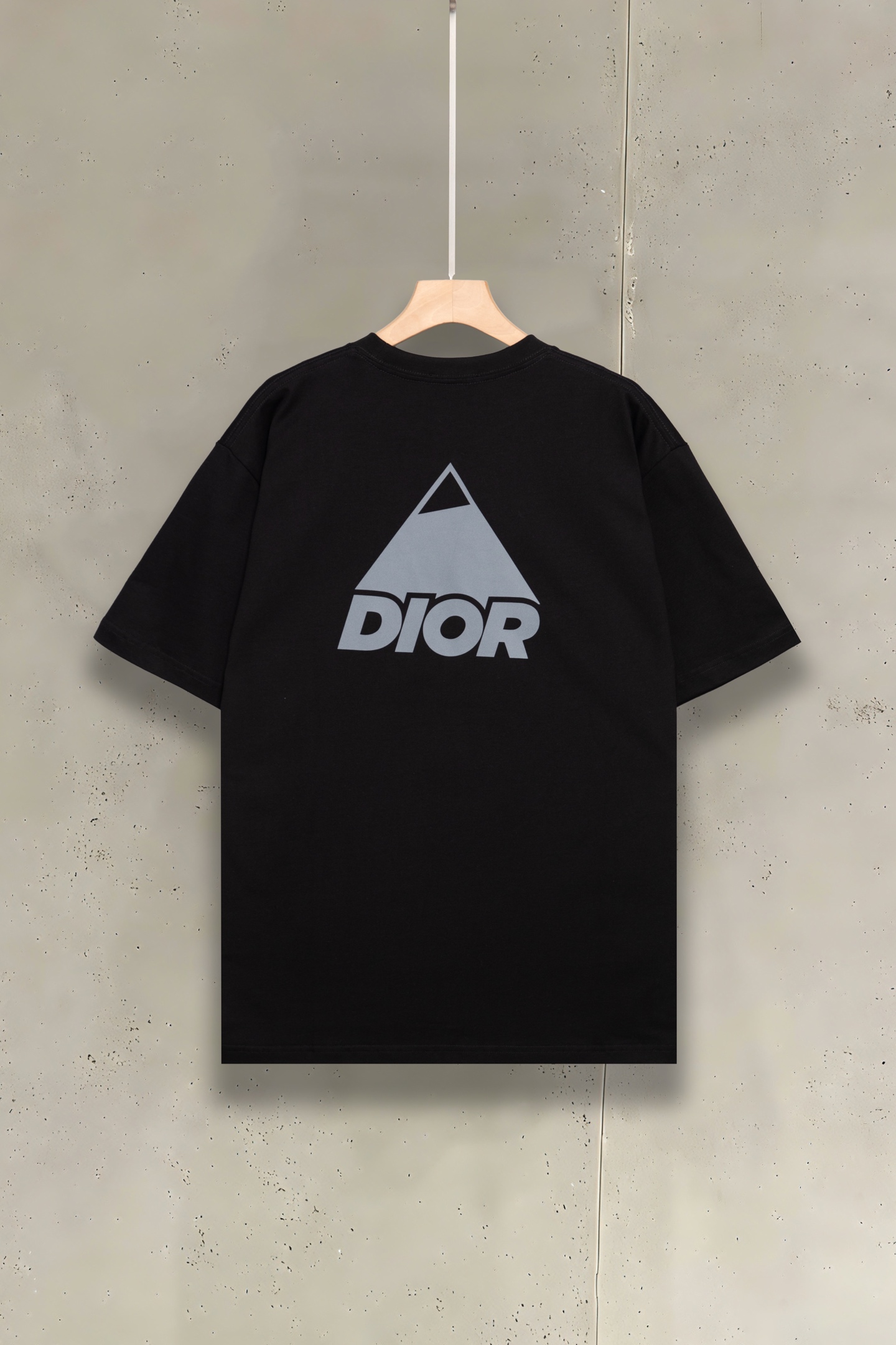 Dior迪奥2026新款 这件DIOR T恤，把「高级感」穿在细节里• 拒绝浮夸设计，用几何三角+品牌字