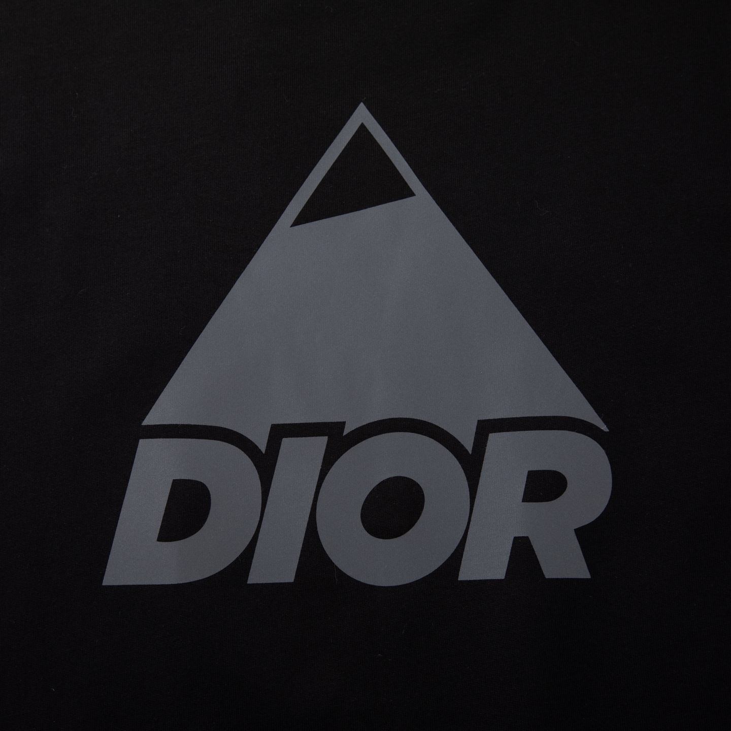Dior迪奥2026新款 这件DIOR T恤，把「高级感」穿在细节里• 拒绝浮夸设计，用几何三角+品牌字