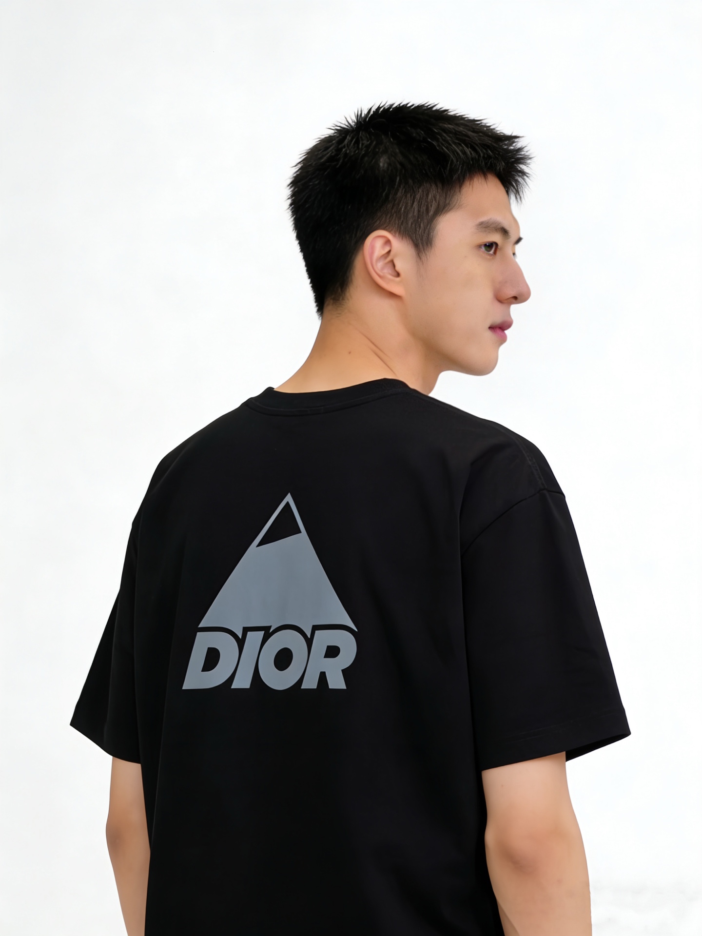 Dior迪奥2026新款 这件DIOR T恤，把「高级感」穿在细节里• 拒绝浮夸设计，用几何三角+品牌字