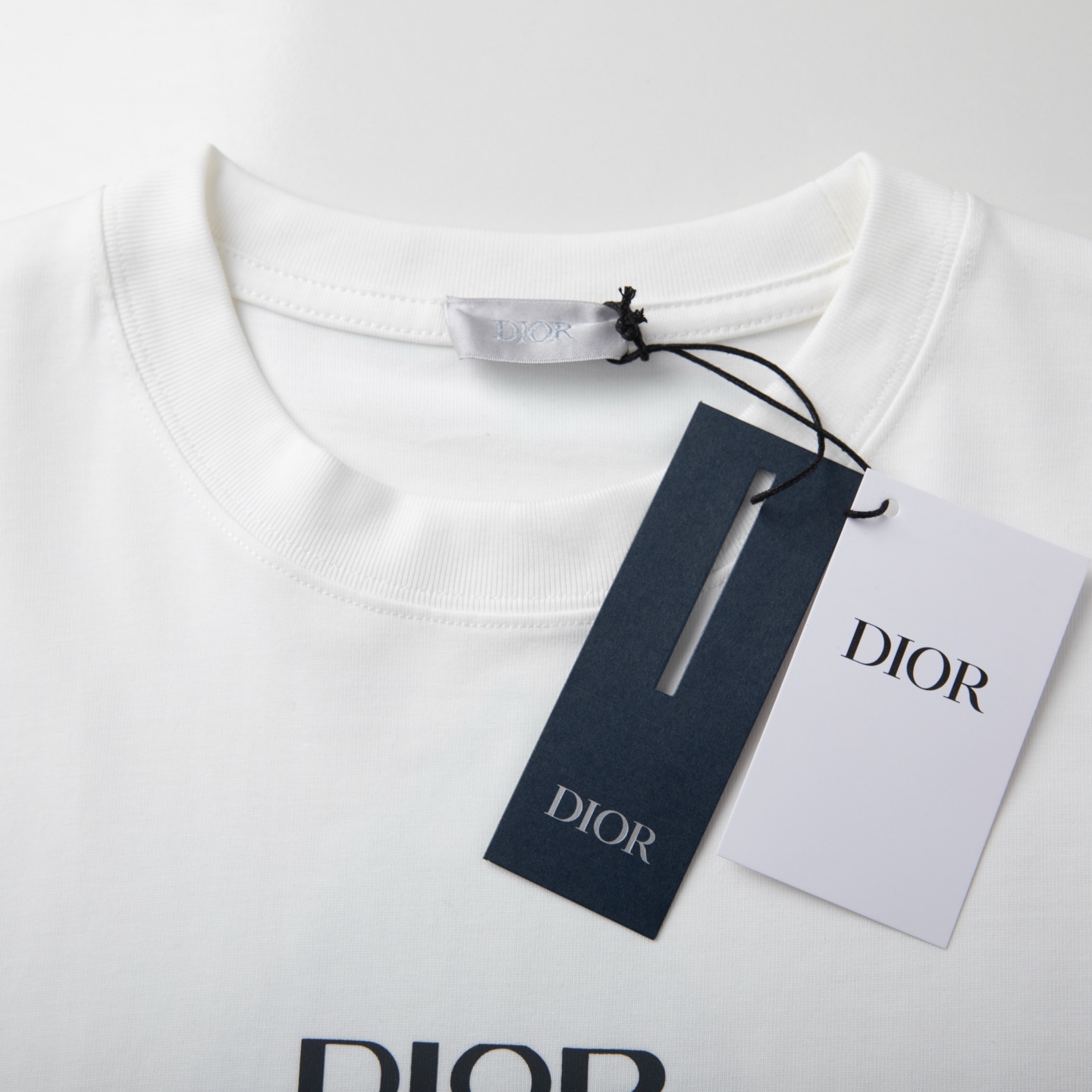 Dior迪奥2026新款 这件DIOR T恤，把「高级感」穿在细节里• 拒绝浮夸设计，用几何三角+品牌字