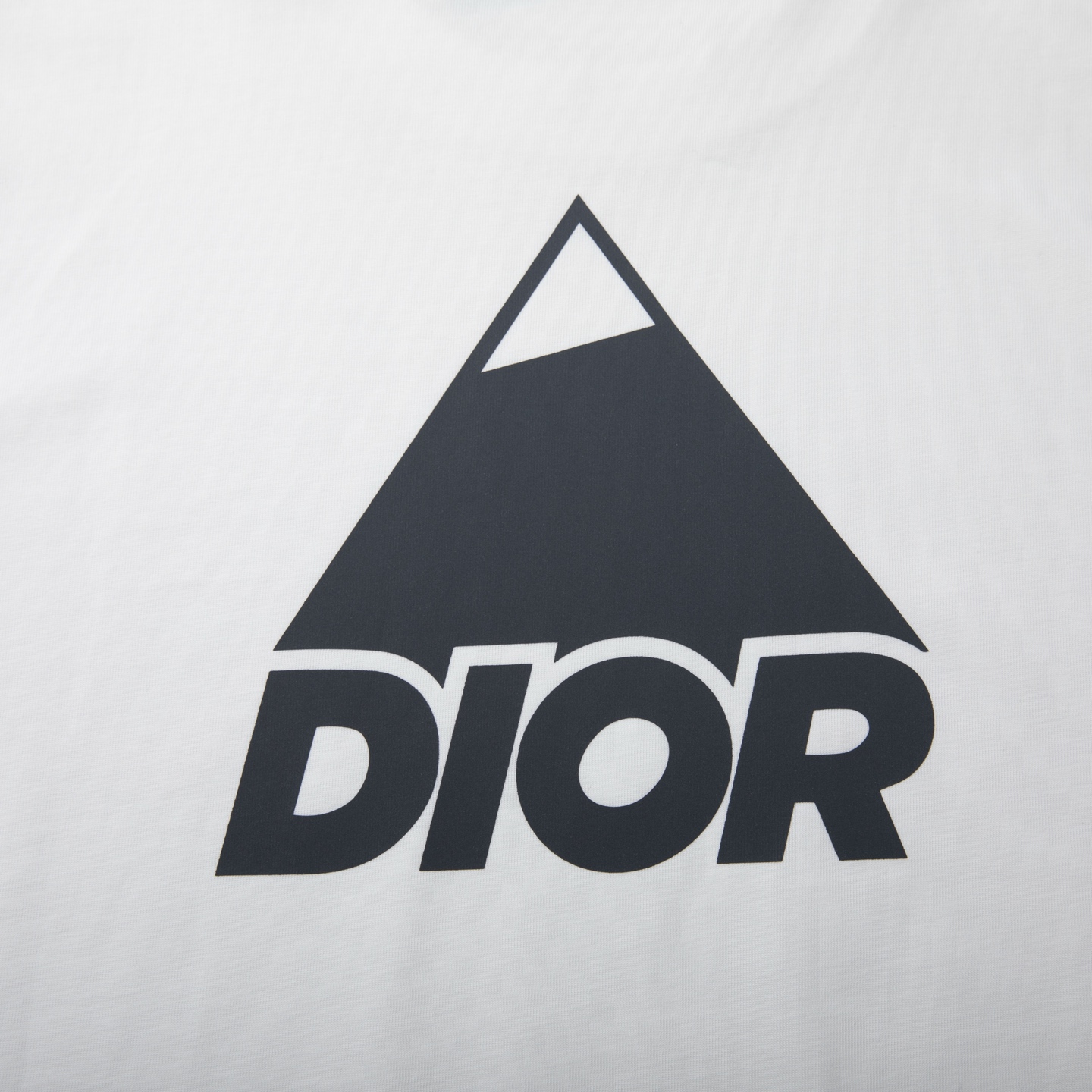 Dior迪奥2026新款 这件DIOR T恤，把「高级感」穿在细节里• 拒绝浮夸设计，用几何三角+品牌字