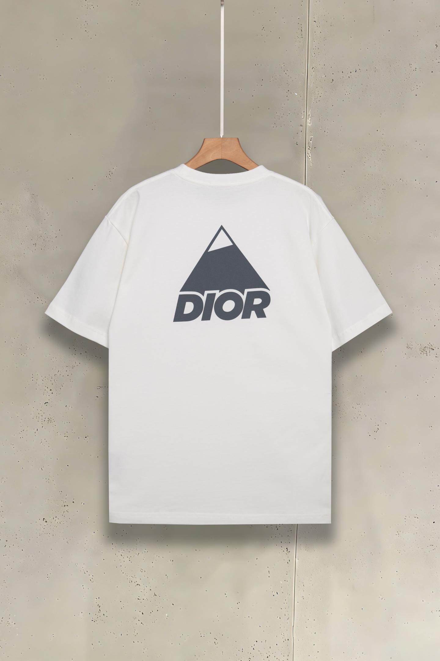 Dior迪奥2026新款 这件DIOR T恤，把「高级感」穿在细节里• 拒绝浮夸设计，用几何三角+品牌字