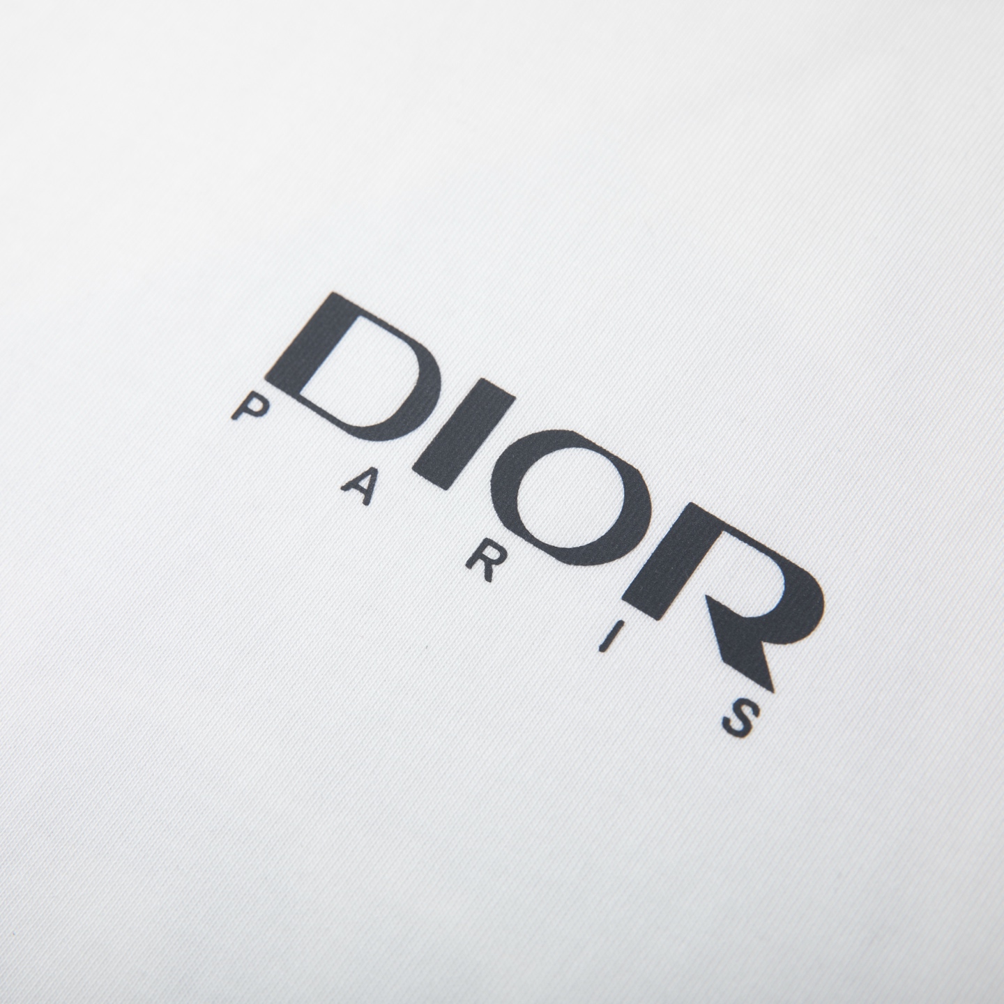 Dior迪奥2026新款 这件DIOR T恤，把「高级感」穿在细节里• 拒绝浮夸设计，用几何三角+品牌字