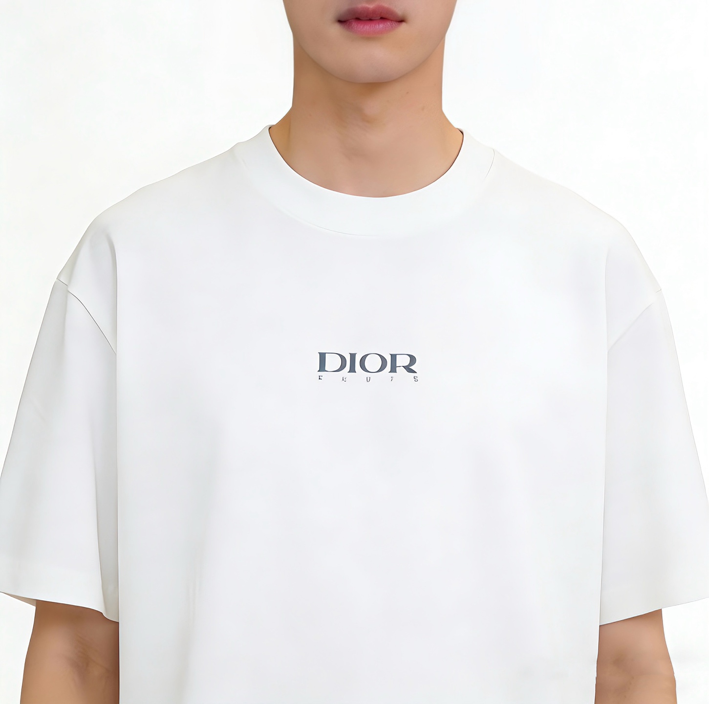 Dior迪奥2026新款 这件DIOR T恤，把「高级感」穿在细节里• 拒绝浮夸设计，用几何三角+品牌字