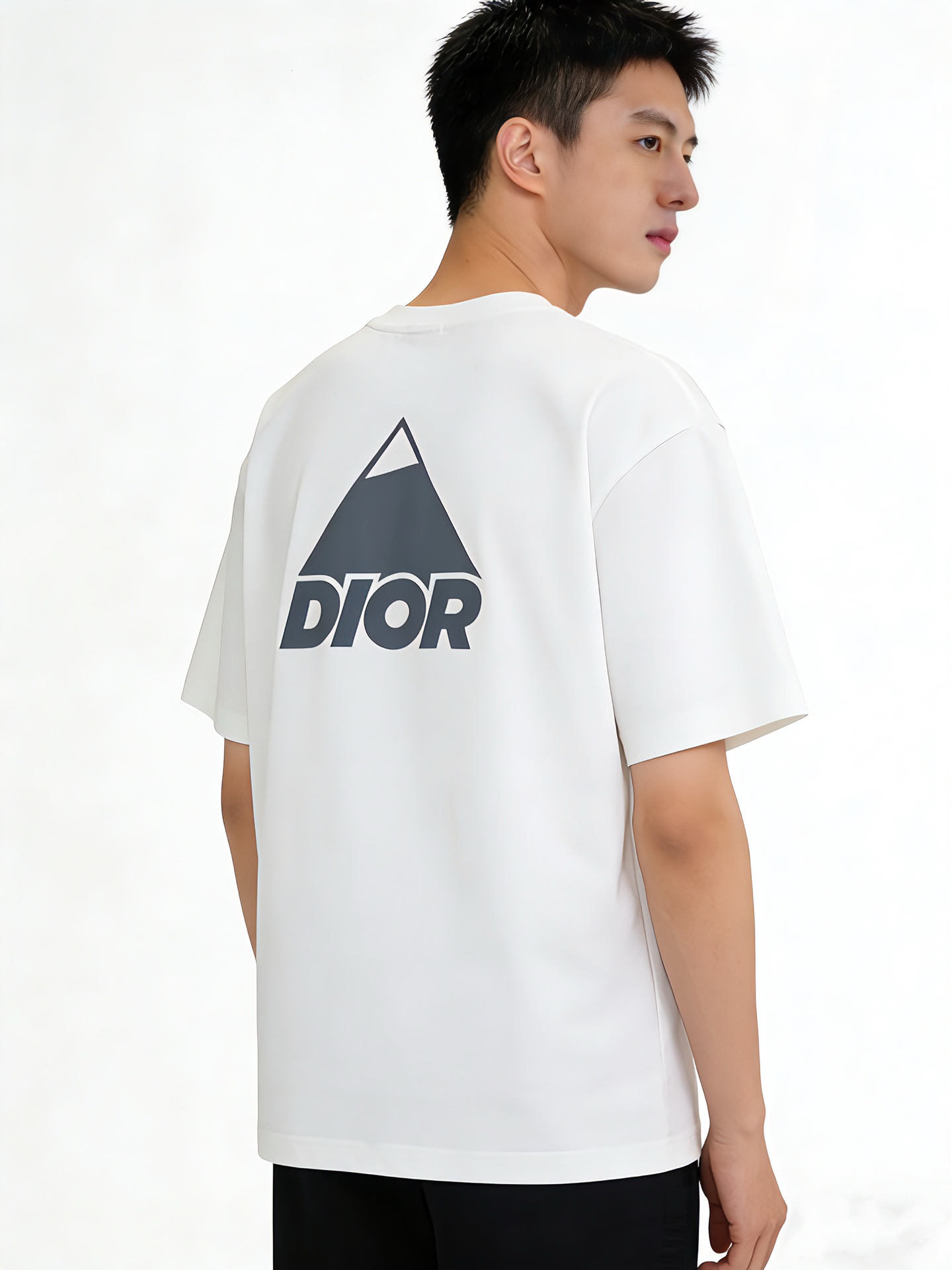 Dior迪奥2026新款 这件DIOR T恤，把「高级感」穿在细节里• 拒绝浮夸设计，用几何三角+品牌字