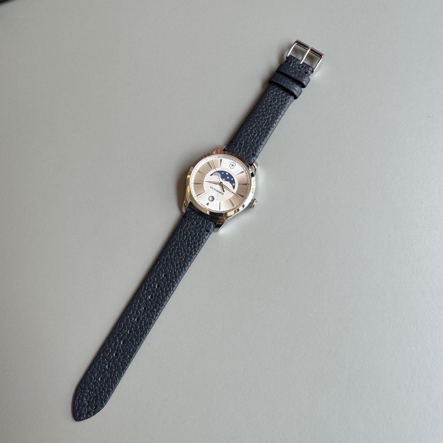 NO:392227,Stock special offer box, Swiss Vickers Sabre Women's Watch, 35mm watch diameter, original Swiss quartz movement, with moon phase and date function, sapphire glass, 100m waterproof, Swiss military quality, much better than fashion watch, rare spot special offer, don't miss it!  ,19860909库存特价配盒,瑞士维氏军刀女表,35mm表径,原装瑞士石英机芯,带月相和日期功能,蓝宝石玻璃,100m防水,瑞士军工品质,比时装表好多了,难得现货特价喜欢的不要错过！,,Watch