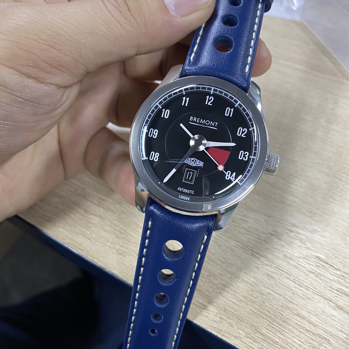 NO:392197,A watch jointly launched by the British local watch brand Baoming and Jaguar, which is of great significance to collect!  There are a few spots, including the British local brands, Baoming Machinery Men's Watch, 43mm, and other Swiss movement sapphire glass. The most awesome is Baoming's unique military technology,!  Using the well-known [Tri-Tick] technology, after B-EBE hardening, its stainless steel case has a harder weight of 7 times higher than that of ordinary steel watches. This technology is not something that can be done by any factory. It is the first time I have seen it. I don’t fool anyone. Whoever wears it knows. Daily wear can prevent small scratches [strong] [strong], double arched sapphire glass, which adds a nostalgic and retro atmosphere. A black strap is distributed!  ,19860909英国本土钟表品牌宝名与捷豹联手推出的一款手表,极具收藏意义！现货几只,英国本土品牌一一宝名机械男表,43mm,其它什么瑞士机芯蓝宝石玻璃之类就不多介绍了,最牛的是宝名独有的军工技术,！釆用超卓知名的[Tri-Tick］技术,经过B-EBE硬化处理,其不锈钢表壳比一般钢质腕表硬度高7倍,此技术不是随便工厂能搞的,我也是第一次见,不忽悠人,谁带谁知道,日常佩戴可防细小划痕[强][强],双重拱形蓝宝石玻璃,更添怀旧复古气息.配送一条黑色表带！,,Watch