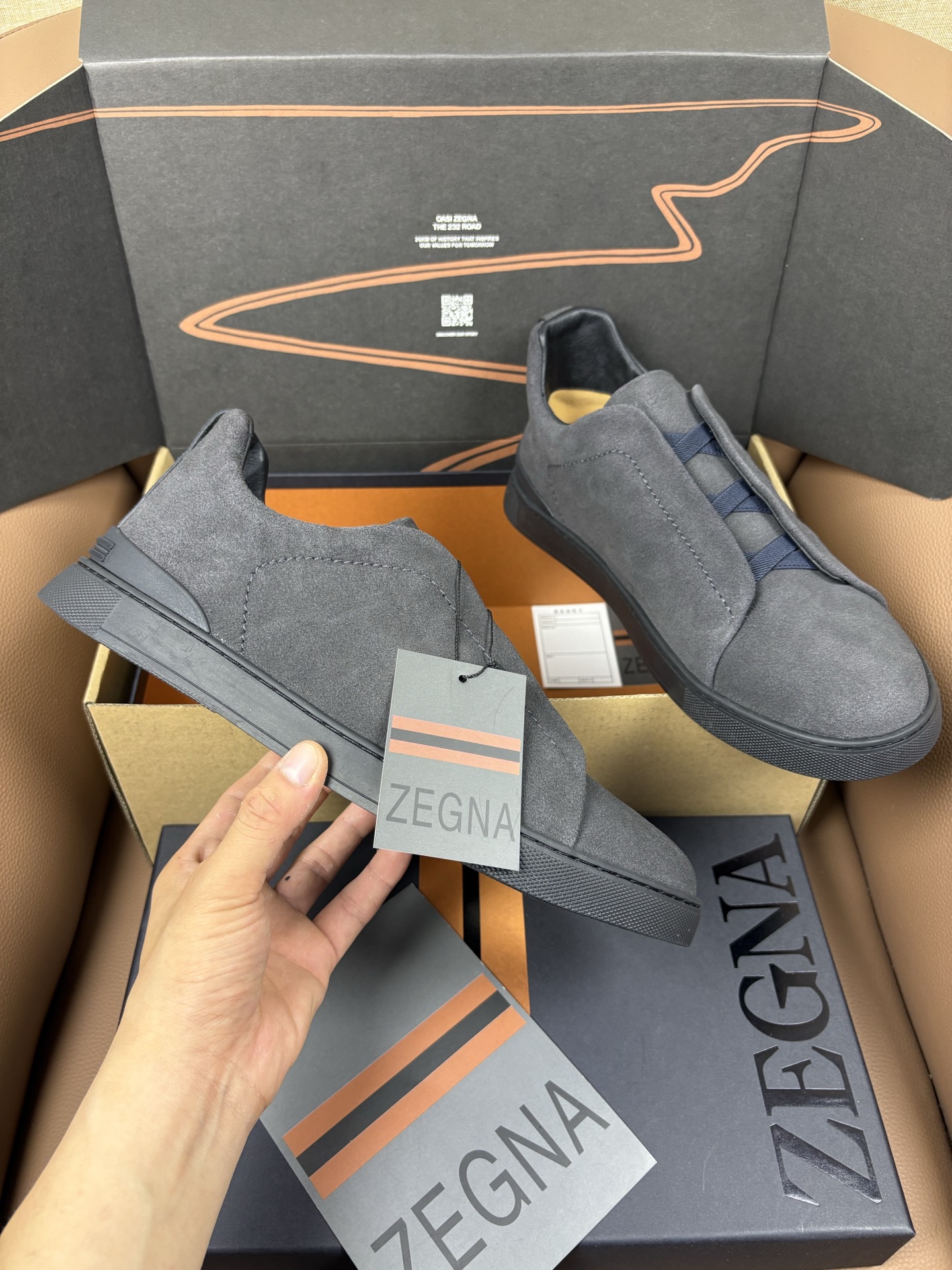 NO:854735,Top quality, with counter packaging. Product trademark 'Zegna*' low-cut casual shoes. Slip-on. Regular size: 38-44 (can be customized as 45, 46, 47). Product material. Upper imported cowhide, cowhide lining, cowhide feet, original outsole. Available in 10 pieces with special airplane box, zegna, cowhide19860909顶级品质 配专柜包装 商品商标「杰尼亚*」低帮休闲鞋 一脚蹬 正码码数: 38-44(可订做45 46 47) 商品材料鞋面进口牛皮,牛皮内里,牛皮垫脚,原版大底.可10配专用飞机盒,,zegna,cowhide,Men's shoes