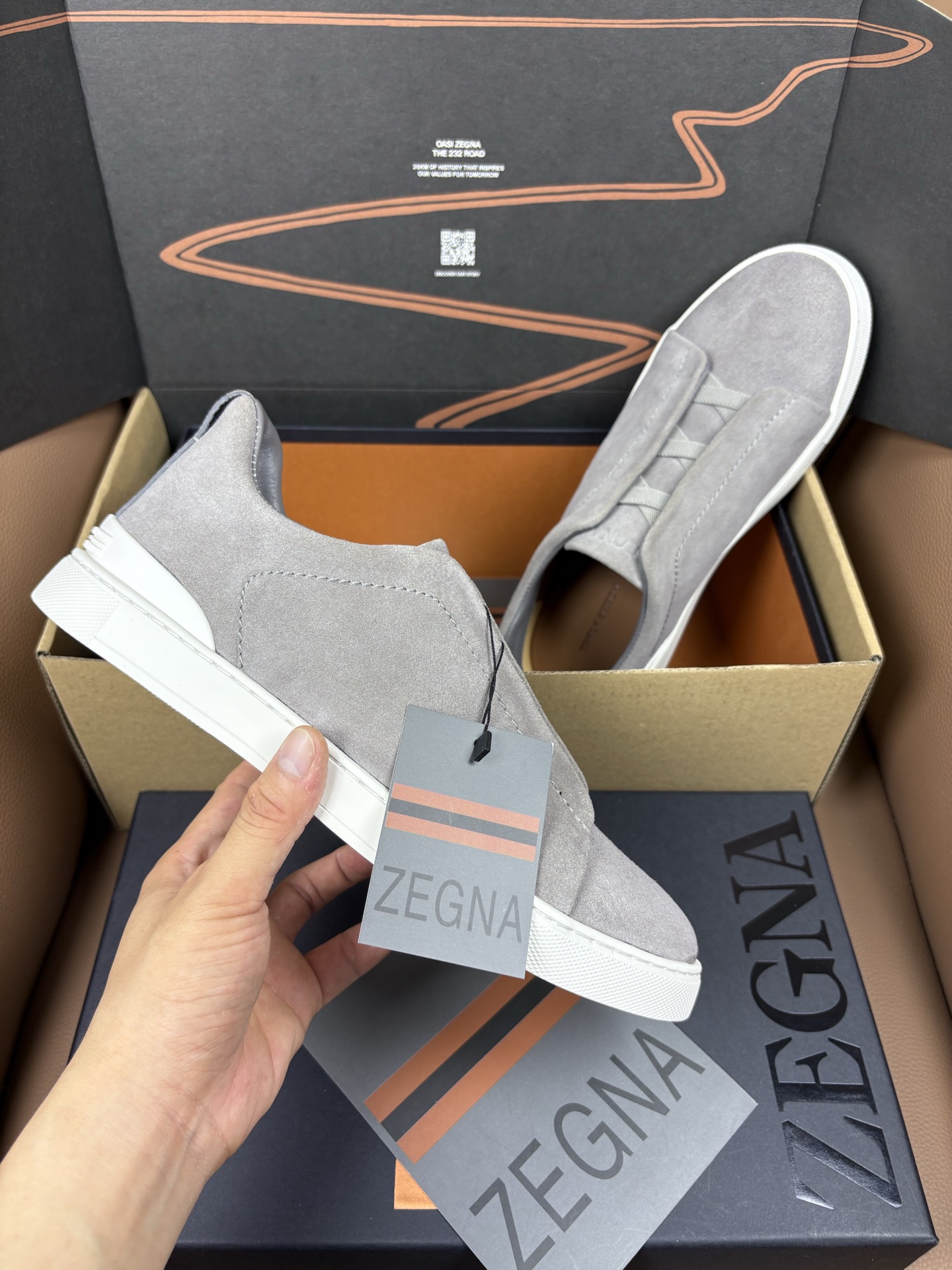 NO:854750,(Gray suede) Top quality with counter packaging Product trademark 'Zegna*' low-cut casual shoes Slip-on Regular size: 38-44 (can be customized 45 46 47) Product material upper imported cowhide, cowhide lining, cowhide feet, original outsole. Available with 10 special airplane boxes, zegna, cowhide19860909（ 灰反绒）顶级品质 配专柜包装 商品商标「杰尼亚*」低帮休闲鞋 一脚蹬 正码码数: 38-44(可订做45 46 47) 商品材料鞋面进口牛皮,牛皮内里,牛皮垫脚,原版大底.可10配专用飞机盒,,zegna,cowhide,Men's shoes