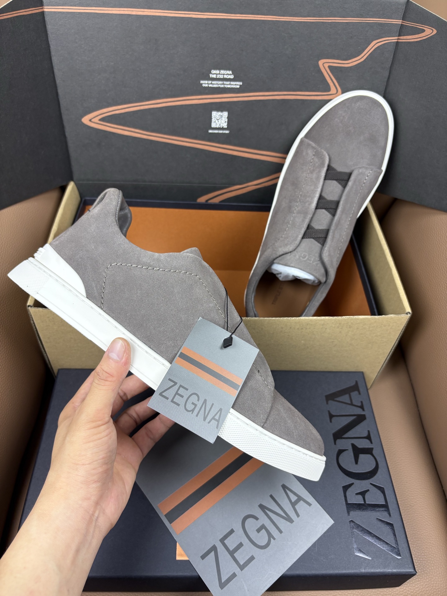NO:854757,(khaki suede) top quality, with counter packaging, product trademark 'Zegna*' low-top casual shoes, one-legged size: 38-44 (can be customized 45, 46, 47) product material, imported cowhide upper, cowhide lining, cowhide feet, original outsole. Available with 10 special airplane boxes, zegna, cowhide19860909（ 卡其反绒）顶级品质 配专柜包装 商品商标「杰尼亚*」低帮休闲鞋 一脚蹬 正码码数: 38-44(可订做45 46 47) 商品材料鞋面进口牛皮,牛皮内里,牛皮垫脚,原版大底.可10配专用飞机盒,,zegna,cowhide,Men's shoes