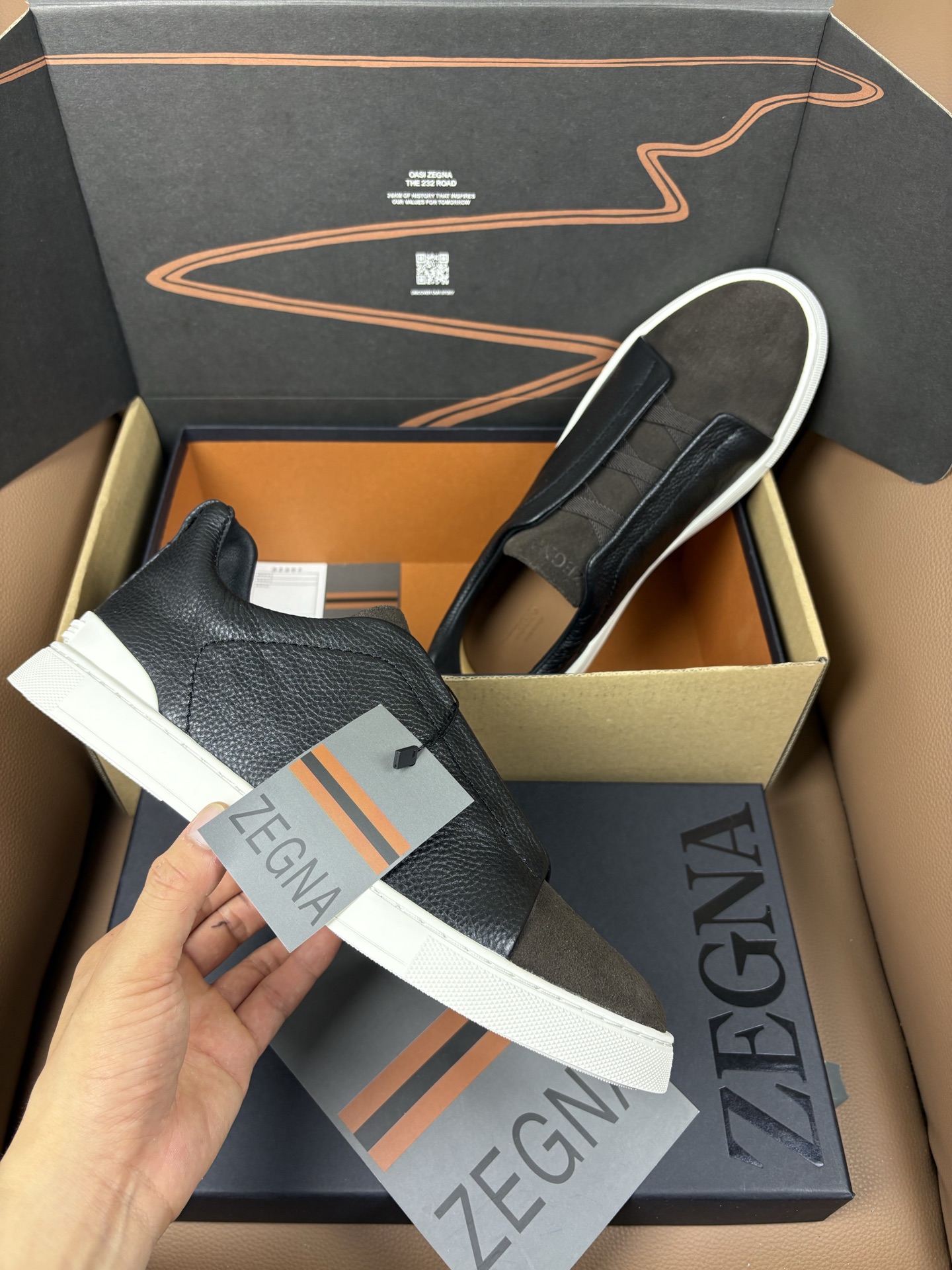 NO:854765,(Black lychee/coffee suede) Top quality with counter packaging Product trademark 'Zegna*' low-top casual shoes Slip-on Regular size: 38-44 (can be customized 45 46 47) Product materials imported cowhide upper, cowhide lining, cowhide feet, original outsole. Available with 10 special airplane boxes, zegna, cowhide19860909（ 黑荔枝/咖啡反绒）顶级品质 配专柜包装 商品商标「杰尼亚*」低帮休闲鞋 一脚蹬 正码码数: 38-44(可订做45 46 47) 商品材料鞋面进口牛皮,牛皮内里,牛皮垫脚,原版大底.可10配专用飞机盒,,zegna,cowhide,Men's shoes