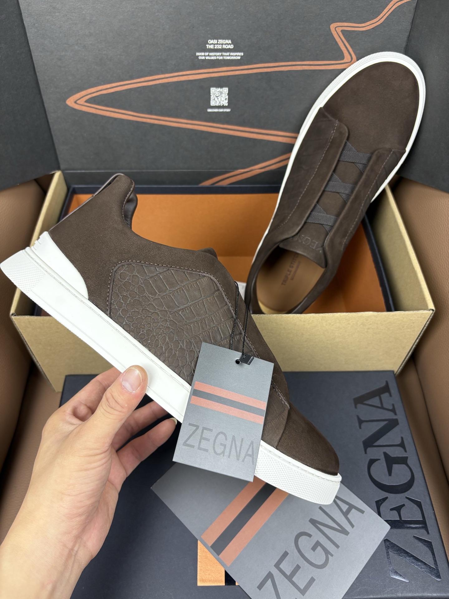 NO:854781,(Limited to crocodile pattern/deerskin) (Quotation required) Top quality with counter packaging Product trademark 'Zegna*' low-cut casual shoes Slip-on Regular size: 38-44 (can be customized 45 46 47) Product material upper imported cowhide, cowhide lining, cowhide feet, original outsole. Special aircraft box, zegna, cowhide can be added19860909（ 限定鳄鱼纹/鹿皮）（套码起接） 顶级品质 配专柜包装 商品商标「杰尼亚*」低帮休闲鞋 一脚蹬 正码码数: 38-44(可订做45 46 47) 商品材料鞋面进口牛皮,牛皮内里,牛皮垫脚,原版大底.可加配专用飞机盒,,zegna,cowhide,Men's shoes