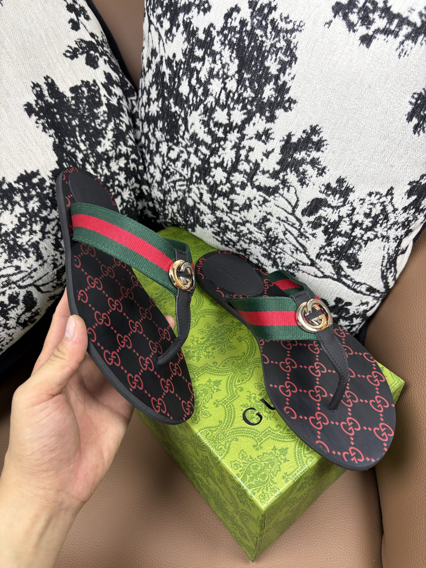 Мужские черные шлепанцы с красно-зеленой полосой Gucci