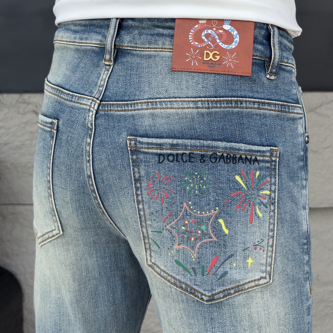 NO:937338,DG Dolce & Gabbana's 2026 spring and summer new men's jeans are made of imported denim fabrics, heavy-duty environmentally friendly washing, soft to the touch and wear-resistant, small straight version, slightly elastic, slimming, perfect details, high-quality hardware and accessories, fine workmanship, extraordinary, code number 28-38, shipped next day, Dolce&Gabbana,jeans,19860909DG杜嘉班纳 2026春夏新款男士牛仔裤 精选进口丹宁牛仔面料 重工环保洗水 手感柔和 兼备耐磨性 版型小直筒 微弹力显瘦修身,细节完美,五金辅料精选高等品质,做工精细,绝非凡品,码数28-38,隔天出货,,Dolce&Gabbana,jeans,,Men's clothing