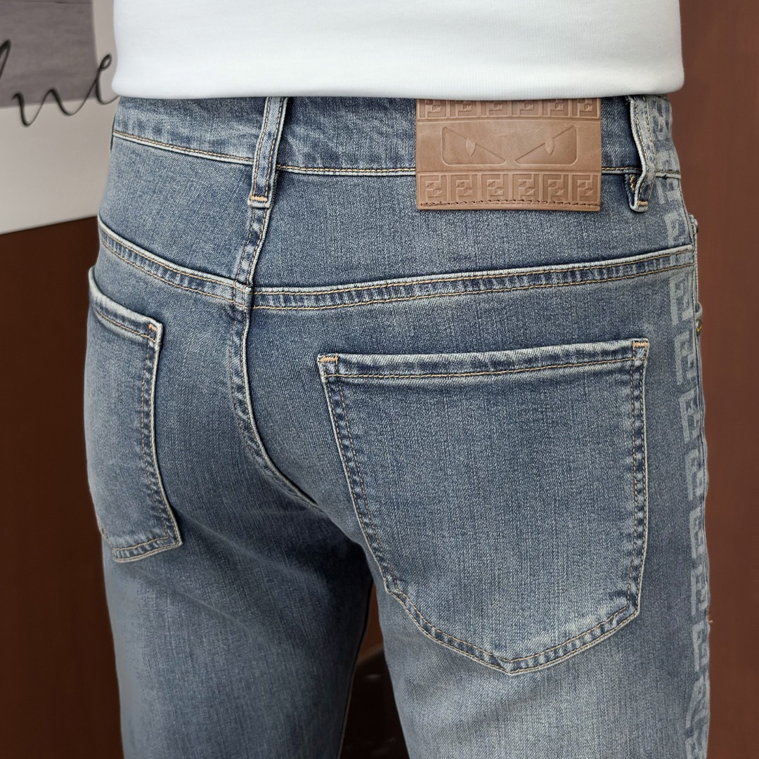 NO:914277,FENDI Fendi 2026 spring and summer new men's jeans. Selected imported denim denim fabrics. Heavy-duty environmentally friendly washing. Soft feel and wear resistance. Small straight version. Micro-elasticity makes you slim and slim. Perfect details. High-quality hardware and accessories. Fine workmanship. Unparalleled. Code number 28-38. Shipped the next day. Fendi, fendi, jeans,19860909FENDI芬迪 2026春夏新款男士牛仔裤 精选进口丹宁牛仔面料 重工环保洗水 手感柔和 兼备耐磨性 版型小直筒 微弹力显瘦修身,细节完美,五金辅料精选高等品质,做工精细,绝非凡品,码数28-38,隔天出货,,fendi,fendi,jeans,,Men's clothing