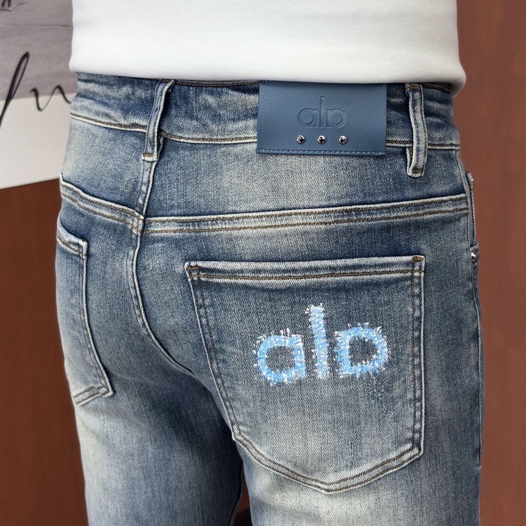 NO:914260,alo Alo's 2026 spring and summer new men's jeans. Selected imported denim denim fabrics. Heavy-duty environmentally friendly washing. Soft feel and wear resistance. Small straight version. Micro-elasticity makes you slim and slim. Perfect details. High-quality hardware and accessories. Fine workmanship. Unparalleled. Code number 28-38. Ships next day. Jeans.19860909alo阿洛 2026春夏新款男士牛仔裤 精选进口丹宁牛仔面料 重工环保洗水 手感柔和 兼备耐磨性 版型小直筒 微弹力显瘦修身,细节完美,五金辅料精选高等品质,做工精细,绝非凡品,码数28-38,隔天出货,,jeans,,Men's clothing