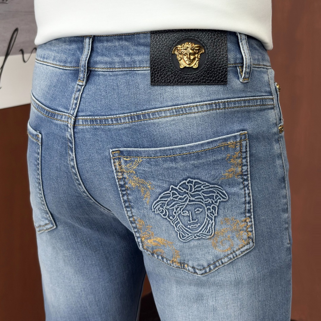 NO:914266,VERSACE Versace 2026 new spring and summer men's jeans. Selected imported denim denim fabric. Heavy-duty environmentally friendly washing. Soft feel and wear resistance. Small straight version. Micro-elasticity makes you slim and slim. Perfect details. High-quality hardware and accessories. Fine workmanship. Unparalleled. Code number 28-38. Shipped next day. Versace,versace,jeans,19860909VERSACE范思哲 2026春夏新款男士牛仔裤 精选进口丹宁牛仔面料 重工环保洗水 手感柔和 兼备耐磨性 版型小直筒 微弹力显瘦修身,细节完美,五金辅料精选高等品质,做工精细,绝非凡品,码数28-38,隔天出货,,versace,versace,jeans,,Men's clothing