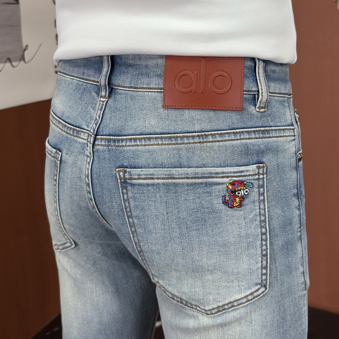 NO:914272,alo Alo's 2026 spring and summer new men's jeans. Selected imported denim denim fabrics. Heavy-duty environmentally friendly washing. Soft feel and wear resistance. Small straight version. Micro-elasticity makes you slim and slim. Perfect details. High-quality hardware and accessories. Fine workmanship. Unparalleled. Code number 28-38. Ships next day. Jeans.19860909alo阿洛 2026春夏新款男士牛仔裤 精选进口丹宁牛仔面料 重工环保洗水 手感柔和 兼备耐磨性 版型小直筒 微弹力显瘦修身,细节完美,五金辅料精选高等品质,做工精细,绝非凡品,码数28-38,隔天出货,,jeans,,Men's clothing