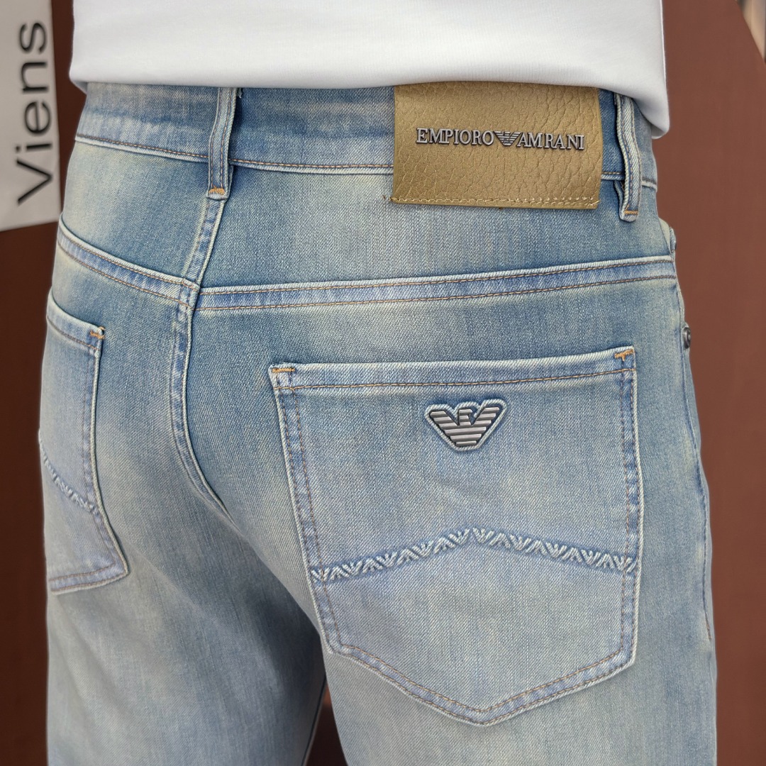 NO:914278,ARMANI Armani 2026 spring and summer new men's jeans. Selected imported denim denim fabrics. Heavy-duty environmentally friendly washing. Soft feel and wear resistance. Small straight version. Micro-elasticity makes you slim and slim. Perfect details. High-quality hardware and accessories. Fine workmanship. Unparalleled. Code number 28-38. Shipped next day. Armani, armani, jeans,19860909ARMANI阿玛尼 2026春夏新款男士牛仔裤 精选进口丹宁牛仔面料 重工环保洗水 手感柔和 兼备耐磨性 版型小直筒 微弹力显瘦修身,细节完美,五金辅料精选高等品质,做工精细,绝非凡品,码数28-38,隔天出货,,armani,armani,jeans,,Men's clothing