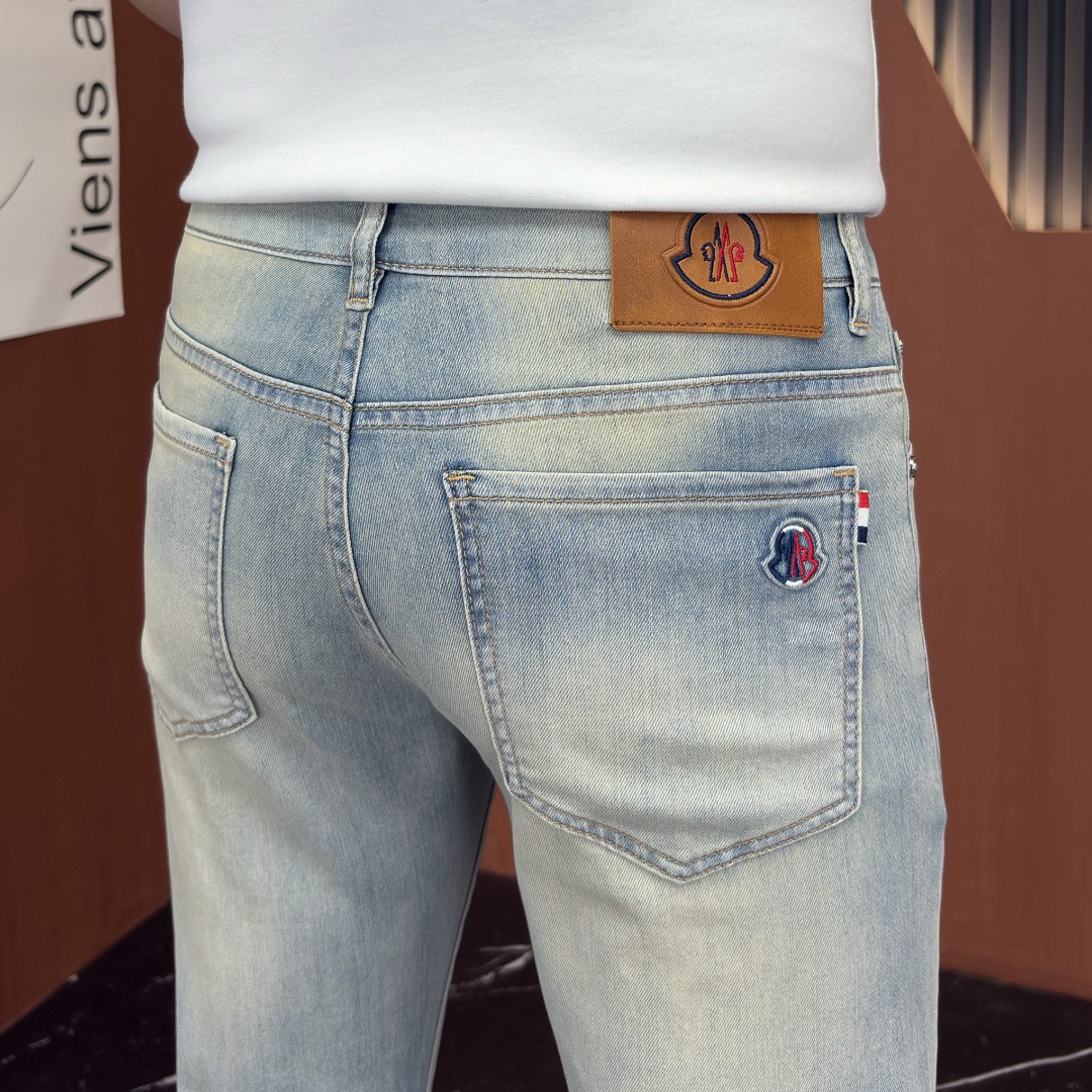 NO:917272,MONCLER 2026 spring and summer new men's jeans. Selected imported denim denim fabric. Heavy-duty environmentally friendly washing. Soft feel and wear resistance. Small straight version. Micro-elasticity makes you slim and slim. Perfect details. High-quality hardware and accessories. Fine workmanship. Unparalleled. Code number 28-38. Ships next day. Moncler Jeans.19860909MONCLER蒙口 2026春夏新款男士牛仔裤 精选进口丹宁牛仔面料 重工环保洗水 手感柔和 兼备耐磨性 版型小直筒 微弹力显瘦修身,细节完美,五金辅料精选高等品质,做工精细,绝非凡品,码数28-38,隔天出货,,Moncler,jeans,,Men's clothing