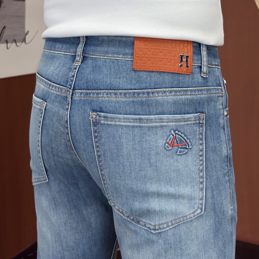 NO:917274,HERMES Hermès 2026 spring and summer new men's jeans. Selected imported denim denim fabric. Heavy-duty environmentally friendly washing. Soft feel and wear resistance. Small straight version. Micro-elasticity makes you slim and slim. Perfect details. High-quality hardware and accessories. Fine workmanship. Unparalleled. Code number 28-38. Shipped next day. Hermes, hermes, jeans,19860909HERMES爱马仕 2026春夏新款男士牛仔裤 精选进口丹宁牛仔面料 重工环保洗水 手感柔和 兼备耐磨性 版型小直筒 微弹力显瘦修身,细节完美,五金辅料精选高等品质,做工精细,绝非凡品,码数28-38,隔天出货,,hermes,hermes,jeans,,Men's clothing