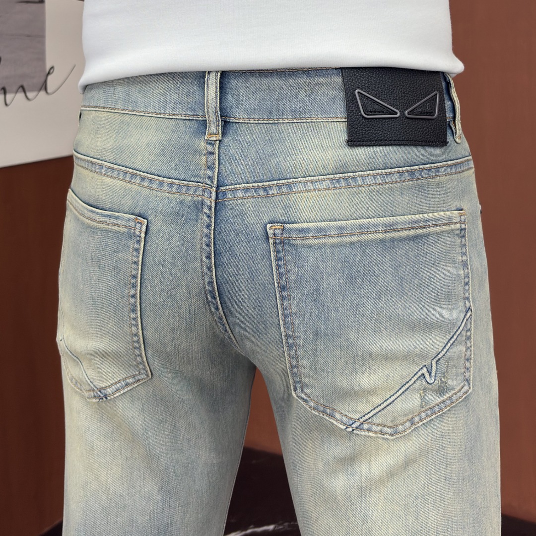 NO:917276,FENDI Fendi 2026 spring and summer new men's jeans. Selected imported denim denim fabric. Heavy-duty environmentally friendly washing. Soft feel and wear resistance. Small straight version. Micro-elasticity makes you slim and slim. Perfect details. High-quality hardware and accessories. Fine workmanship. Unparalleled. Code number 28-38. Shipped the next day. Fendi, fendi, jeans,19860909FENDI芬迪 2026春夏新款男士牛仔裤 精选进口丹宁牛仔面料 重工环保洗水 手感柔和 兼备耐磨性 版型小直筒 微弹力显瘦修身,细节完美,五金辅料精选高等品质,做工精细,绝非凡品,码数28-38,隔天出货,,fendi,fendi,jeans,,Men's clothing