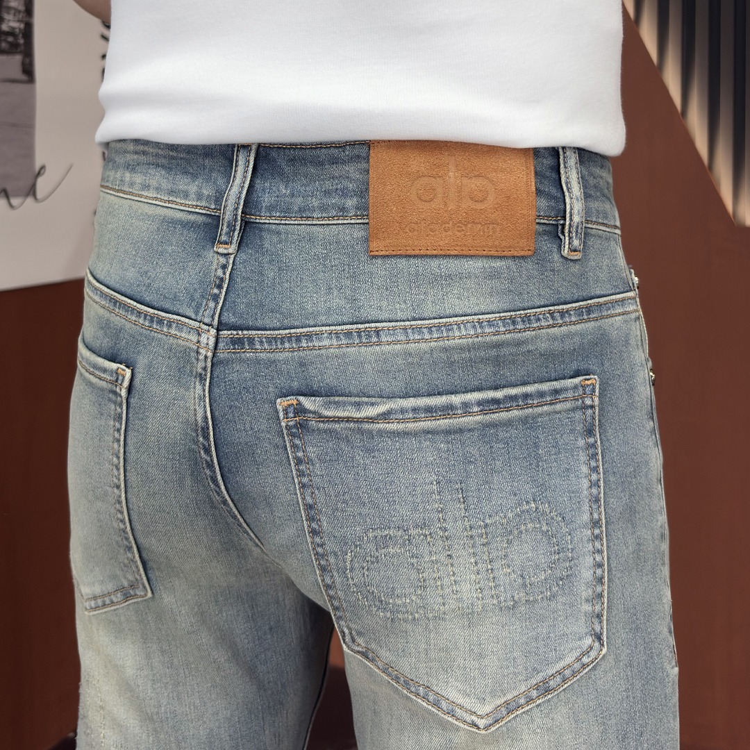 NO:917278,alo Alo's 2026 spring and summer new men's jeans. Selected imported denim denim fabrics. Heavy-duty environmentally friendly washing. Soft feel and wear resistance. Small straight version. Micro-elasticity makes you slim and slim. Perfect details. High-quality hardware and accessories. Fine workmanship. Unparalleled. Code number 28-38. Ships next day. Jeans.19860909alo阿洛 2026春夏新款男士牛仔裤 精选进口丹宁牛仔面料 重工环保洗水 手感柔和 兼备耐磨性 版型小直筒 微弹力显瘦修身,细节完美,五金辅料精选高等品质,做工精细,绝非凡品,码数28-38,隔天出货,,jeans,,Men's clothing