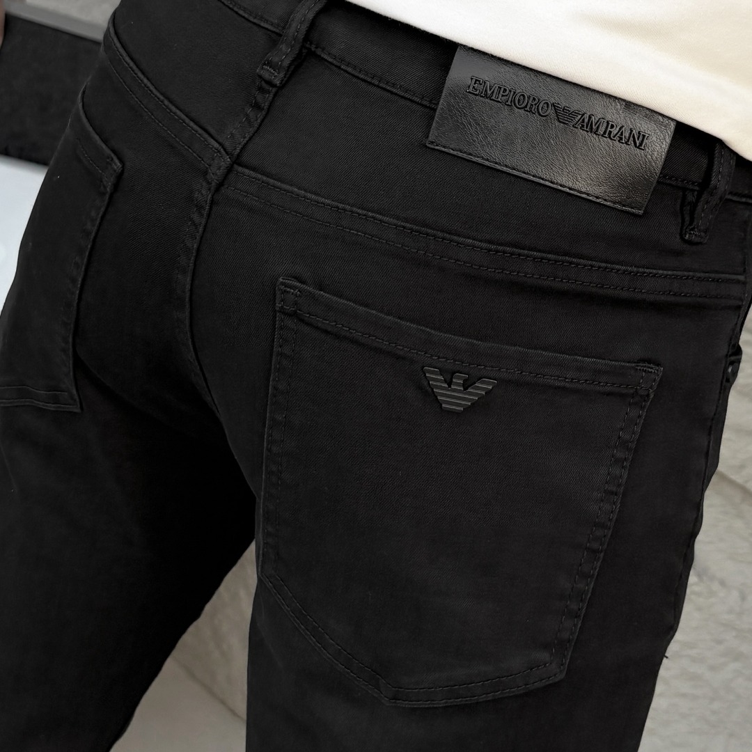 NO:918385,ARMANI Armani 2026 spring and summer new men's jeans. Selected imported denim denim fabrics. Heavy-duty environmentally friendly washing. Soft feel and wear resistance. Small straight version. Micro-elasticity makes you slim and slim. Perfect details. High-quality hardware and accessories. Fine workmanship. Unparalleled. Code number 28-38. Shipped next day. Armani, armani, jeans,19860909ARMANI阿玛尼 2026春夏新款男士牛仔裤 精选进口丹宁牛仔面料 重工环保洗水 手感柔和 兼备耐磨性 版型小直筒 微弹力显瘦修身,细节完美,五金辅料精选高等品质,做工精细,绝非凡品,码数28-38,隔天出货,,armani,armani,jeans,,Men's clothing