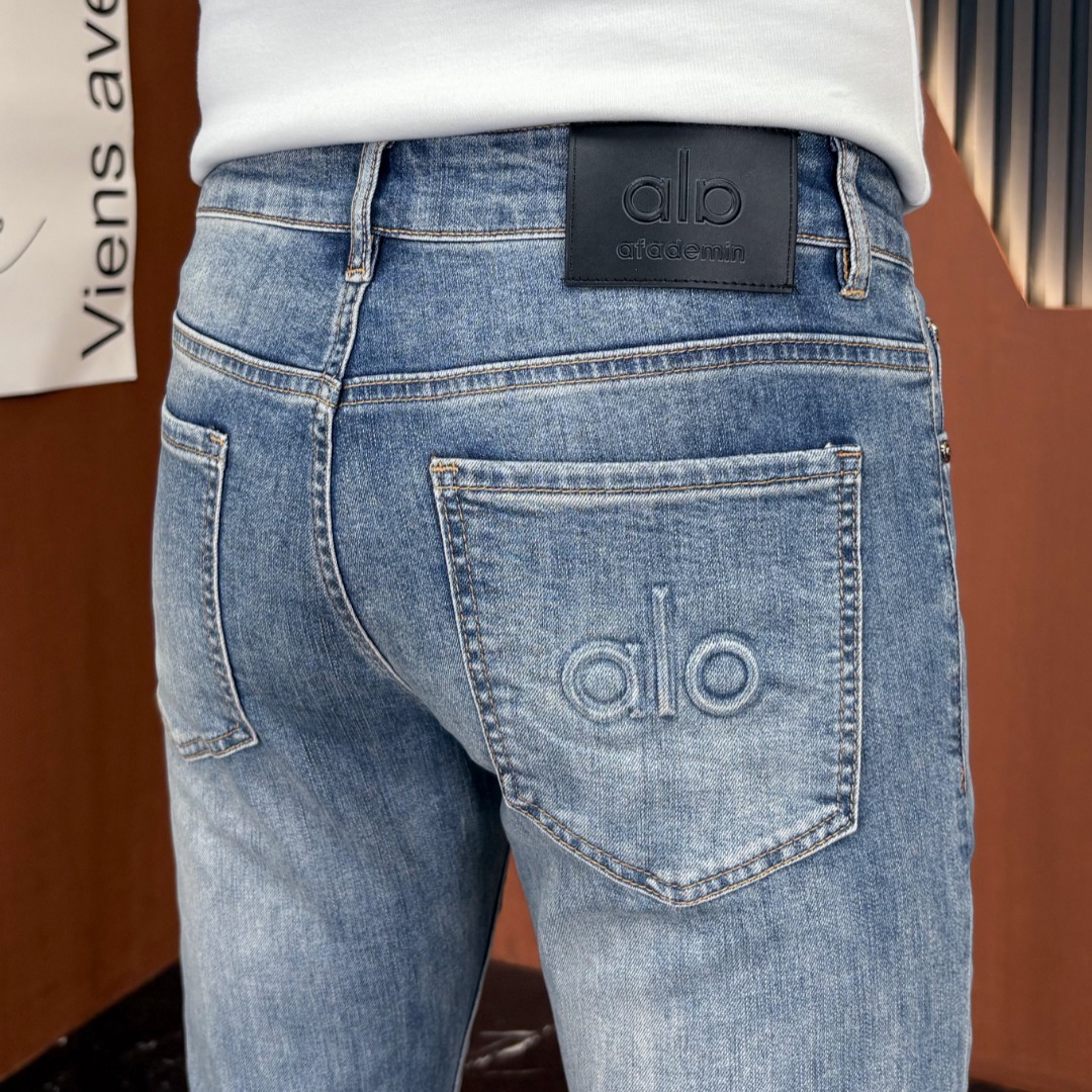 NO:918231,alo Alo's 2026 spring and summer new men's jeans. Selected imported denim denim fabrics. Heavy-duty environmentally friendly washing. Soft feel and wear resistance. Small straight version. Micro-elasticity makes you slim and slim. Perfect details. High-quality hardware and accessories. Fine workmanship. Unparalleled. Code number 28-38. Ships next day. Jeans.19860909alo阿洛 2026春夏新款男士牛仔裤 精选进口丹宁牛仔面料 重工环保洗水 手感柔和 兼备耐磨性 版型小直筒 微弹力显瘦修身,细节完美,五金辅料精选高等品质,做工精细,绝非凡品,码数28-38,隔天出货,,jeans,,Men's clothing