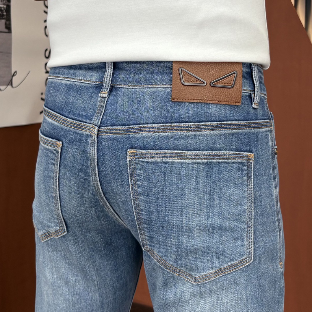 NO:918220,FENDI Fendi 2026 spring and summer new men's jeans. Selected imported denim denim fabric. Heavy-duty environmentally friendly washing. Soft feel and wear resistance. Small straight version. Micro-elasticity makes you slim and slim. Perfect details. High-quality hardware and accessories. Fine workmanship. Unparalleled. Code number 28-38. Shipped the next day. Fendi, fendi, jeans,19860909FENDI芬迪 2026春夏新款男士牛仔裤 精选进口丹宁牛仔面料 重工环保洗水 手感柔和 兼备耐磨性 版型小直筒 微弹力显瘦修身,细节完美,五金辅料精选高等品质,做工精细,绝非凡品,码数28-38,隔天出货,,fendi,fendi,jeans,,Men's clothing