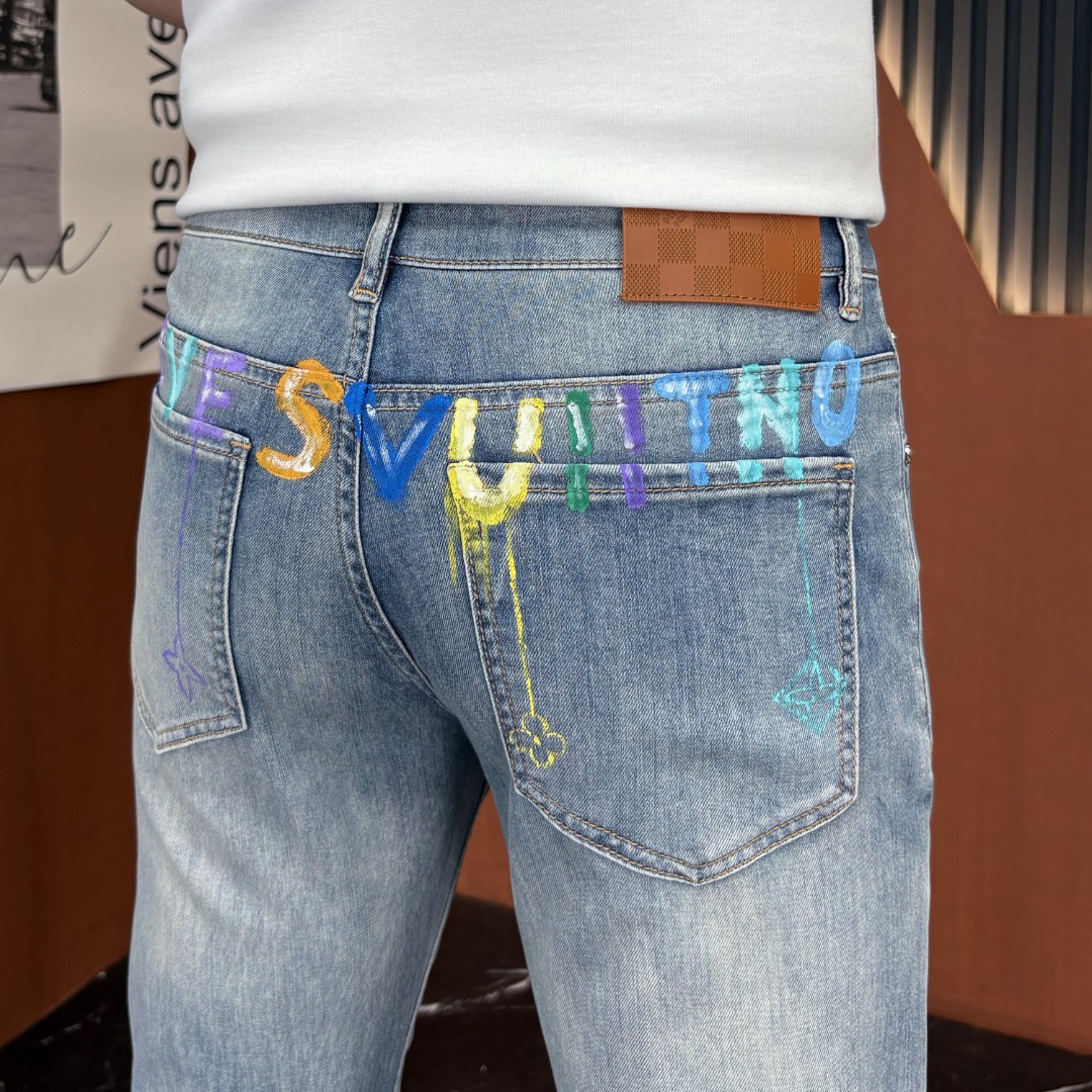 NO:918232,LV Louis Vuitton's 2026 spring and summer new men's jeans are made of imported denim fabrics, heavy-duty environmentally friendly washing, soft to the touch and wear-resistant, small straight version, slightly elastic, slimming, perfect details, high-quality hardware and accessories, fine workmanship, extraordinary, code size 28-38, shipped next day,, louis vuitton, louis vuitton, jeans,19860909LV路易威登 2026春夏新款男士牛仔裤 精选进口丹宁牛仔面料 重工环保洗水 手感柔和 兼备耐磨性 版型小直筒 微弹力显瘦修身,细节完美,五金辅料精选高等品质,做工精细,绝非凡品,码数28-38,隔天出货,,louis vuitton,louis vuitton,jeans,,Men's clothing