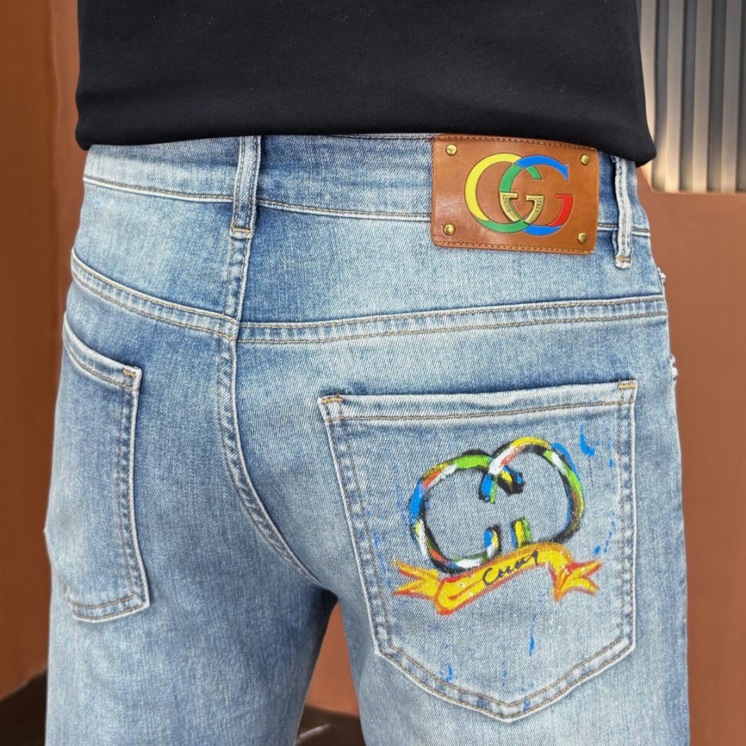 NO:918217,GUCCI Gucci 2026 spring and summer new men's jeans. Selected imported denim denim fabric. Heavy-duty environmentally friendly washing. Soft feel and wear resistance. Small straight version. Micro-elasticity makes you slim and slim. Perfect details. High-quality hardware and accessories. Fine workmanship. Unparalleled. Code number 28-38. Ships next day. Gucci Jeans.19860909GUCCI古奇 2026春夏新款男士牛仔裤 精选进口丹宁牛仔面料 重工环保洗水 手感柔和 兼备耐磨性 版型小直筒 微弹力显瘦修身,细节完美,五金辅料精选高等品质,做工精细,绝非凡品,码数28-38,隔天出货,,gucci,jeans,,Men's clothing