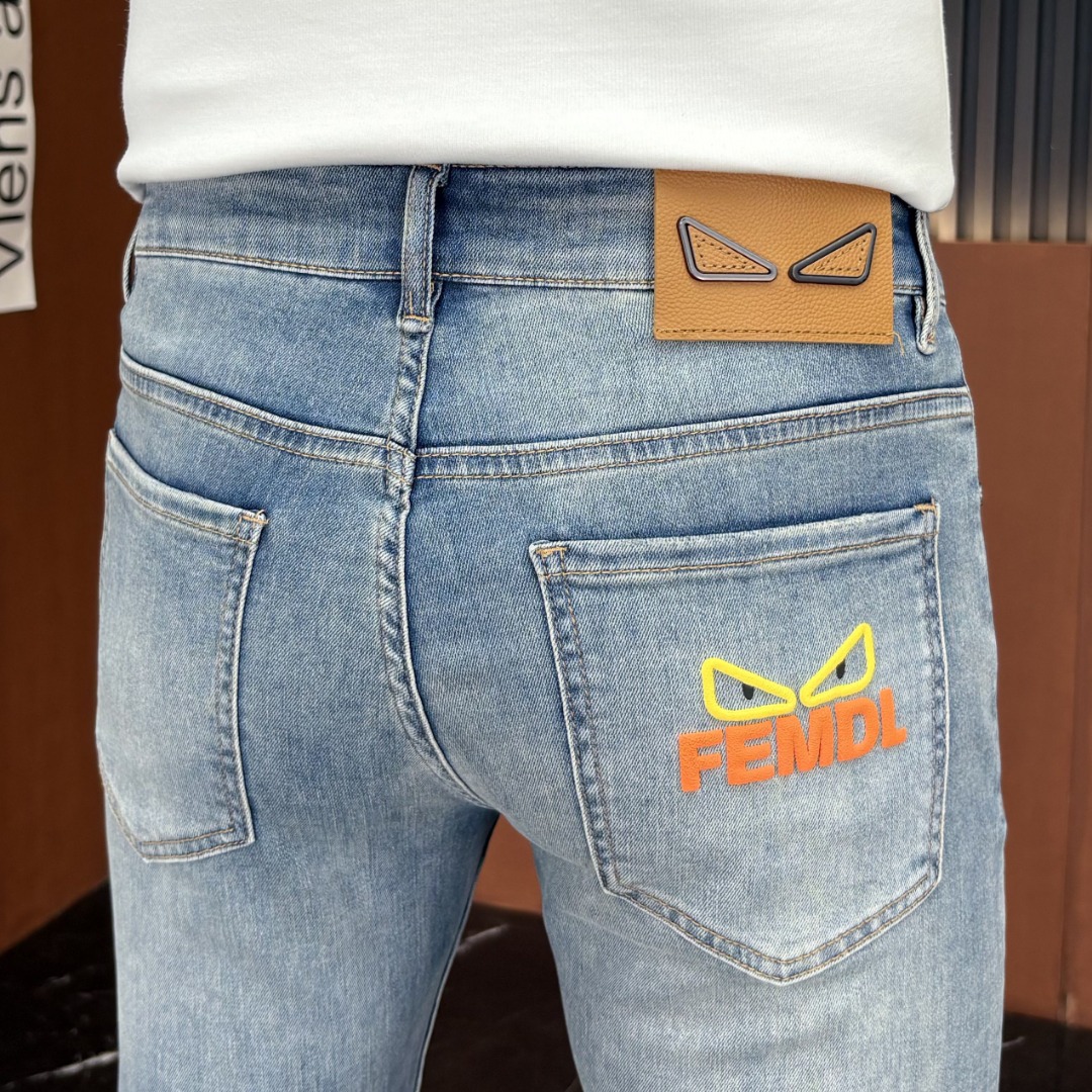 NO:918229,FENDI Fendi 2026 spring and summer new men's jeans. Selected imported denim denim fabric. Heavy-duty environmentally friendly washing. Soft feel and wear resistance. Small straight version. Micro-elasticity makes you slim and slim. Perfect details. High-quality hardware and accessories. Fine workmanship. Unparalleled. Code number 28-38. Shipped the next day. Fendi, fendi, jeans,19860909FENDI芬迪 2026春夏新款男士牛仔裤 精选进口丹宁牛仔面料 重工环保洗水 手感柔和 兼备耐磨性 版型小直筒 微弹力显瘦修身,细节完美,五金辅料精选高等品质,做工精细,绝非凡品,码数28-38,隔天出货,,fendi,fendi,jeans,,Men's clothing