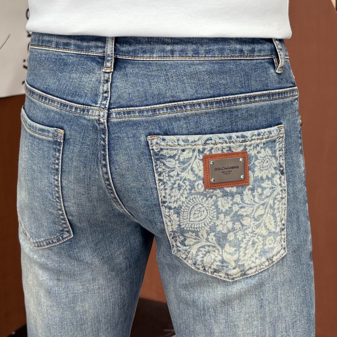NO:927575,DG Dolce & Gabbana's 2026 spring and summer new men's jeans are made of imported denim fabrics, heavy-duty environmentally friendly washing, soft to the touch and wear-resistant, small straight version, slightly elastic, slimming, perfect details, high-quality hardware and accessories, fine workmanship, extraordinary, code number 28-38, shipped next day, Dolce&Gabbana,jeans,19860909DG杜嘉班纳 2026春夏新款男士牛仔裤 精选进口丹宁牛仔面料 重工环保洗水 手感柔和 兼备耐磨性 版型小直筒 微弹力显瘦修身,细节完美,五金辅料精选高等品质,做工精细,绝非凡品,码数28-38,隔天出货,,Dolce&Gabbana,jeans,,Men's clothing