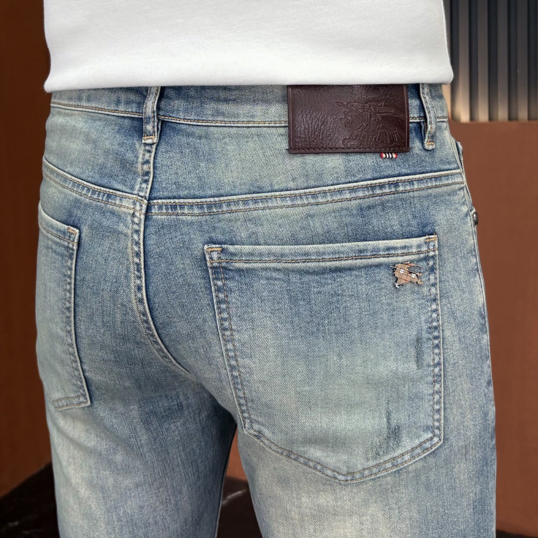 NO:927581,BURBERRY 2026 spring and summer new men's jeans. Selected imported denim denim fabric. Heavy-duty environmentally friendly washing. Soft feel and wear resistance. Small straight version. Micro-elasticity makes you slim and slim. Perfect details. High-quality hardware and accessories. Fine workmanship. Unparalleled. Code number 28-38. Shipped next day. Burberry, burberry, jeans,19860909BURBERRY巴宝莉 2026春夏新款男士牛仔裤 精选进口丹宁牛仔面料 重工环保洗水 手感柔和 兼备耐磨性 版型小直筒 微弹力显瘦修身,细节完美,五金辅料精选高等品质,做工精细,绝非凡品,码数28-38,隔天出货,,burberry,burberry,jeans,,Men's clothing