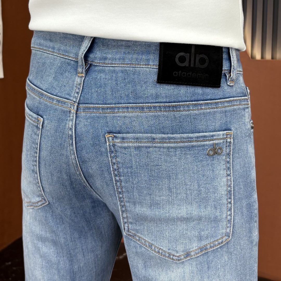 NO:927587,alo Alo's 2026 spring and summer new men's jeans. Selected imported denim denim fabrics. Heavy-duty environmentally friendly washing. Soft feel and wear resistance. Small straight version. Micro-elasticity makes you slim and slim. Perfect details. High-quality hardware and accessories. Fine workmanship. Unparalleled. Code number 28-38. Ships next day. Jeans.19860909alo阿洛 2026春夏新款男士牛仔裤 精选进口丹宁牛仔面料 重工环保洗水 手感柔和 兼备耐磨性 版型小直筒 微弹力显瘦修身,细节完美,五金辅料精选高等品质,做工精细,绝非凡品,码数28-38,隔天出货,,jeans,,Men's clothing