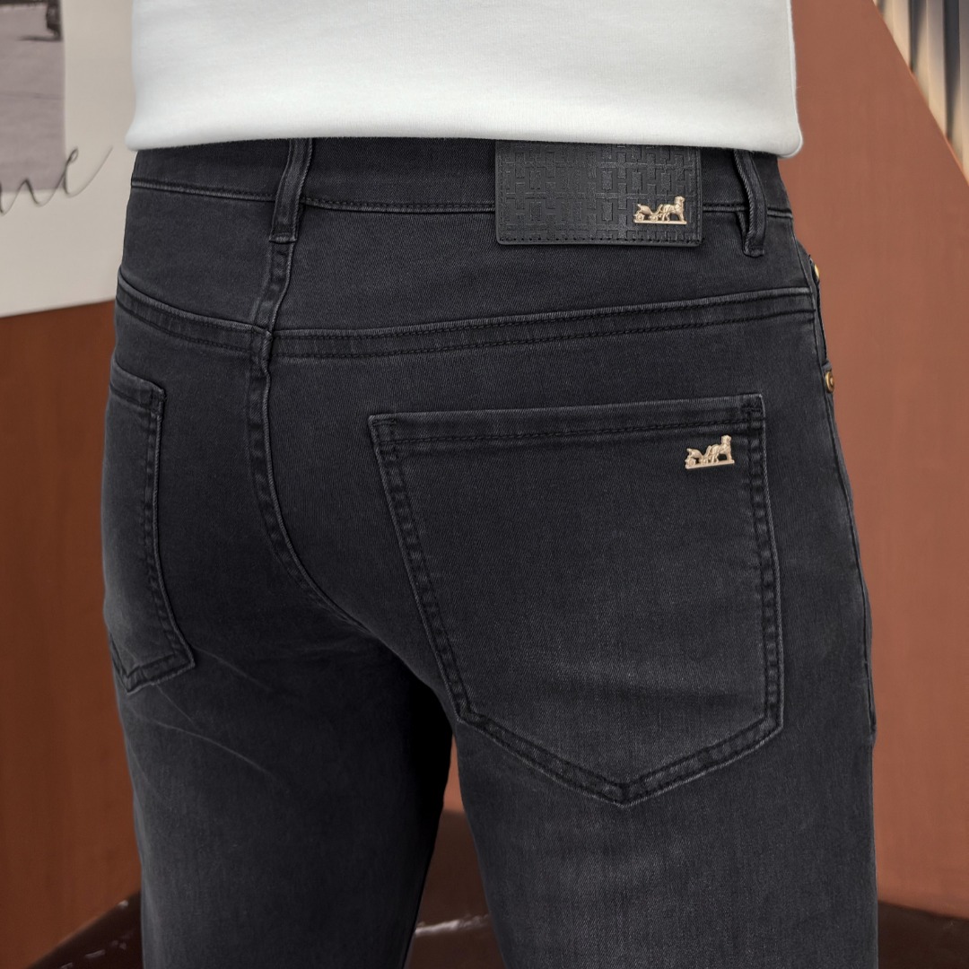 NO:918225,HERMES Hermès 2026 spring and summer new men's jeans. Selected imported denim denim fabric. Heavy-duty environmentally friendly washing. Soft feel and wear resistance. Small straight version. Micro-elasticity makes you slim and slim. Perfect details. High-quality hardware and accessories. Fine workmanship. Unparalleled. Code number 28-38. Shipped next day. Hermes, hermes, jeans,19860909HERMES爱马仕 2026春夏新款男士牛仔裤 精选进口丹宁牛仔面料 重工环保洗水 手感柔和 兼备耐磨性 版型小直筒 微弹力显瘦修身,细节完美,五金辅料精选高等品质,做工精细,绝非凡品,码数28-38,隔天出货,,hermes,hermes,jeans,,Men's clothing