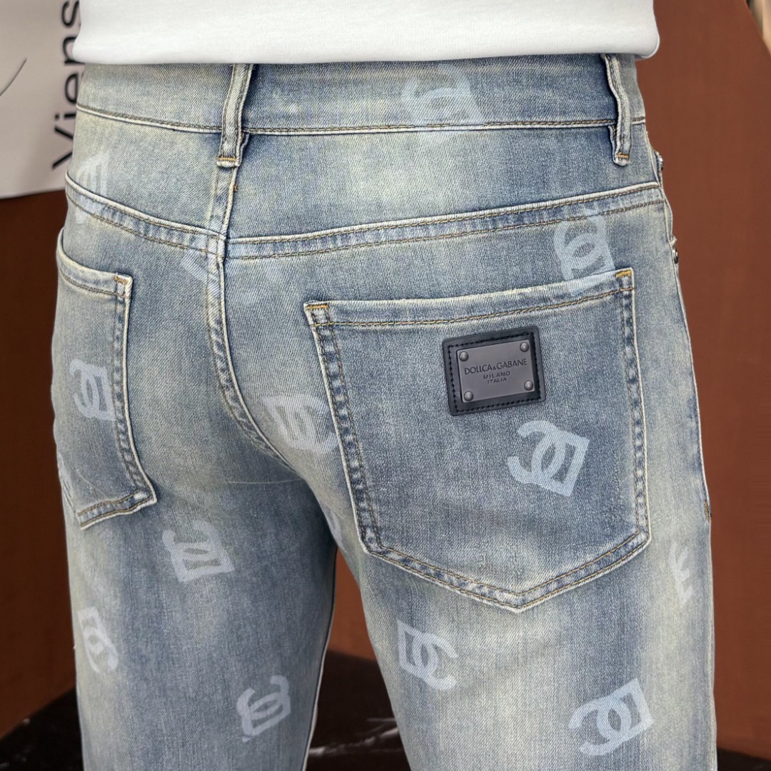 NO:918237,DG Dolce & Gabbana's 2026 spring and summer new men's jeans are made of imported denim fabrics, heavy-duty environmentally friendly washing, soft to the touch and wear-resistant, small straight version, slightly elastic, slimming, perfect details, high-quality hardware and accessories, fine workmanship, extraordinary, code number 28-38, shipped next day, Dolce&Gabbana,jeans,19860909DG杜嘉班纳 2026春夏新款男士牛仔裤 精选进口丹宁牛仔面料 重工环保洗水 手感柔和 兼备耐磨性 版型小直筒 微弹力显瘦修身,细节完美,五金辅料精选高等品质,做工精细,绝非凡品,码数28-38,隔天出货,,Dolce&Gabbana,jeans,,Men's clothing
