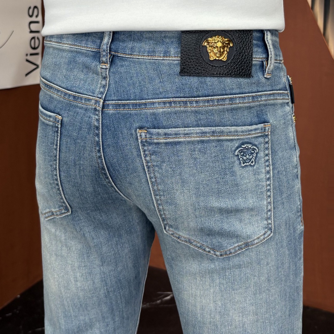 NO:918243,VERSACE Versace 2026 new spring and summer men's jeans. Selected imported denim denim fabric. Heavy-duty environmentally friendly washing. Soft feel and wear resistance. Small straight version. Micro-elasticity makes you slim and slim. Perfect details. High-quality hardware and accessories. Fine workmanship. Unparalleled. Code number 28-38. Shipped next day. Versace,versace,jeans,19860909VERSACE范思哲 2026春夏新款男士牛仔裤 精选进口丹宁牛仔面料 重工环保洗水 手感柔和 兼备耐磨性 版型小直筒 微弹力显瘦修身,细节完美,五金辅料精选高等品质,做工精细,绝非凡品,码数28-38,隔天出货,,versace,versace,jeans,,Men's clothing