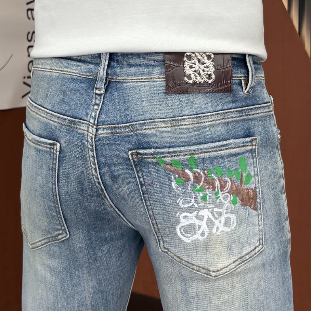 NO:918223,LOEWE 2026 spring and summer new men's jeans. Selected imported denim denim fabric. Heavy-duty environmentally friendly washing. Soft feel and wear resistance. Small straight version. Micro-elasticity makes you slim and slim. Perfect details. High-quality hardware and accessories. Fine workmanship. Unparalleled. Code number 28-38. Shipped the next day. Loewe, loewe, jeans,19860909LOEWE罗意威 2026春夏新款男士牛仔裤 精选进口丹宁牛仔面料 重工环保洗水 手感柔和 兼备耐磨性 版型小直筒 微弹力显瘦修身,细节完美,五金辅料精选高等品质,做工精细,绝非凡品,码数28-38,隔天出货,,loewe,loewe,jeans,,Men's clothing