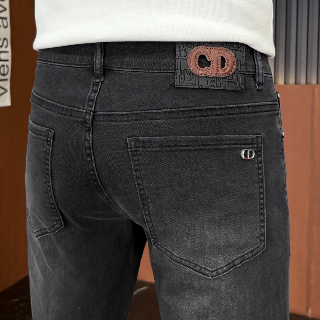 NO:927598,DIOR Dior's 2026 spring and summer new men's jeans are made of imported denim fabrics, heavy-duty environmentally friendly washing, soft to the touch and wear-resistant, small straight version, slightly elastic, slimming, perfect details, high-quality hardware and accessories, fine workmanship, extraordinary, code number 28-38, shipped next day, dior, dior, jeans,19860909DIOR迪奥 2026春夏新款男士牛仔裤 精选进口丹宁牛仔面料 重工环保洗水 手感柔和 兼备耐磨性 版型小直筒 微弹力显瘦修身,细节完美,五金辅料精选高等品质,做工精细,绝非凡品,码数28-38,隔天出货,,dior,dior,jeans,,Men's clothing