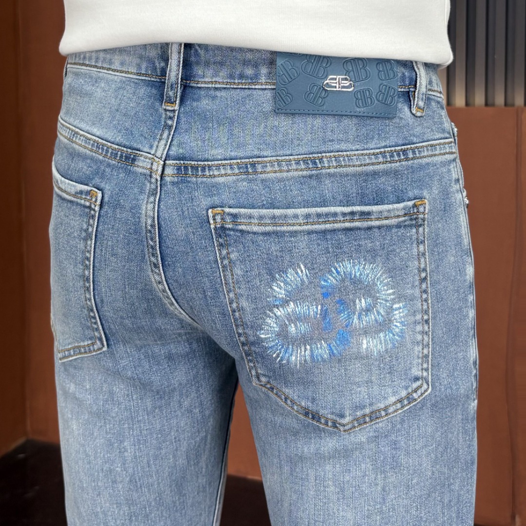 NO:927547,BALENCIAGA Balenciaga 2026 spring and summer new men's jeans. Selected imported denim denim fabrics. Heavy-duty environmentally friendly washing. Soft feel and wear resistance. Small straight version. Micro-elasticity makes you slim and slim. Perfect details. High-quality hardware and accessories. Fine workmanship. Unparalleled. Code number 28-38. Shipped the next day. balenciaga, balenciaga, jeans,19860909BALENCIAGA巴黎世家 2026春夏新款男士牛仔裤 精选进口丹宁牛仔面料 重工环保洗水 手感柔和 兼备耐磨性 版型小直筒 微弹力显瘦修身,细节完美,五金辅料精选高等品质,做工精细,绝非凡品,码数28-38,隔天出货,,balenciaga,balenciaga,jeans,,Men's clothing