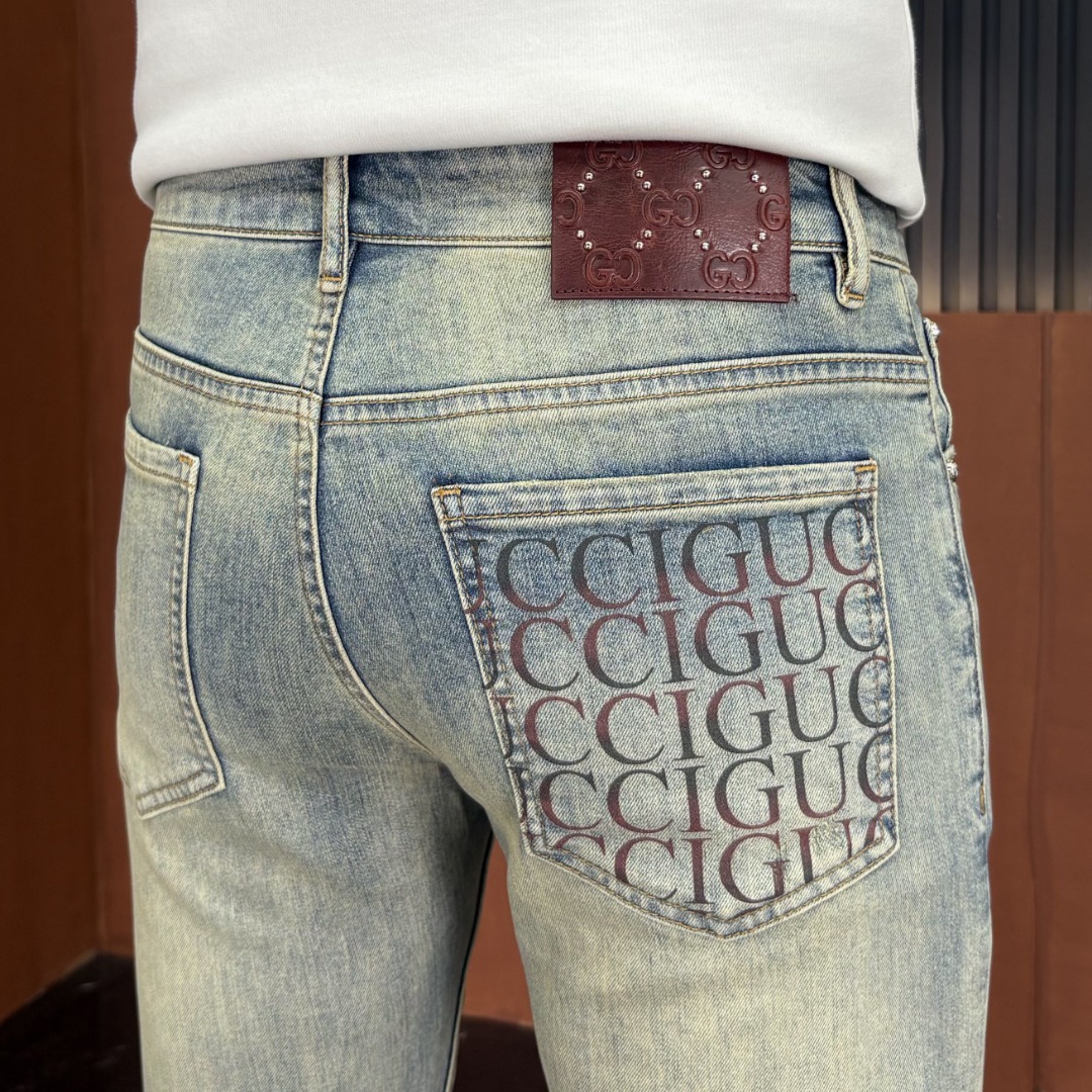 NO:927554,GUCCI Gucci 2026 spring and summer new men's jeans. Selected imported denim denim fabric. Heavy-duty environmentally friendly washing. Soft feel and wear resistance. Small straight version. Micro-elasticity makes you slim and slim. Perfect details. High-quality hardware and accessories. Fine workmanship. Unparalleled. Code number 28-38. Ships next day. Gucci Jeans.19860909GUCCI古奇 2026春夏新款男士牛仔裤 精选进口丹宁牛仔面料 重工环保洗水 手感柔和 兼备耐磨性 版型小直筒 微弹力显瘦修身,细节完美,五金辅料精选高等品质,做工精细,绝非凡品,码数28-38,隔天出货,,gucci,jeans,,Men's clothing