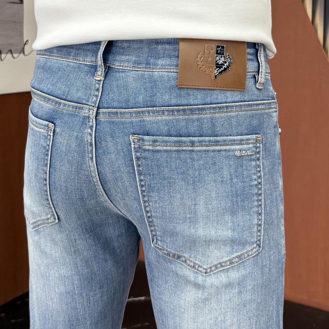 NO:927592,LP Noyo Piana 2026 spring and summer new men's jeans. Selected imported denim denim fabrics. Heavy industry and environmentally friendly washing. Soft feel and wear resistance. Small straight version. Slight elasticity makes you slim and slim. Perfect details. High-quality hardware and accessories. Fine workmanship. Unparalleled. Code number 28-38. Shipped next day. loro piana,jeans,19860909LP诺悠翩雅 2026春夏新款男士牛仔裤 精选进口丹宁牛仔面料 重工环保洗水 手感柔和 兼备耐磨性 版型小直筒 微弹力显瘦修身,细节完美,五金辅料精选高等品质,做工精细,绝非凡品,码数28-38,隔天出货,,loro piana,jeans,,Men's clothing