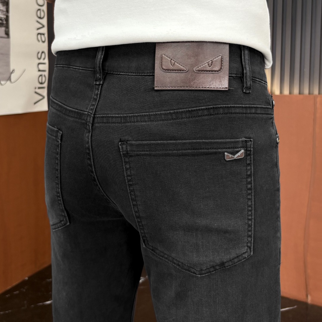 NO:927568,FENDI Fendi 2026 spring and summer new men's jeans. Selected imported denim denim fabric. Heavy-duty environmentally friendly washing. Soft feel and wear resistance. Small straight version. Micro-elasticity makes you slim and slim. Perfect details. High-quality hardware and accessories. Fine workmanship. Unparalleled. Code number 28-38. Shipped the next day. Fendi, fendi, jeans,19860909FENDI芬迪 2026春夏新款男士牛仔裤 精选进口丹宁牛仔面料 重工环保洗水 手感柔和 兼备耐磨性 版型小直筒 微弹力显瘦修身,细节完美,五金辅料精选高等品质,做工精细,绝非凡品,码数28-38,隔天出货,,fendi,fendi,jeans,,Men's clothing