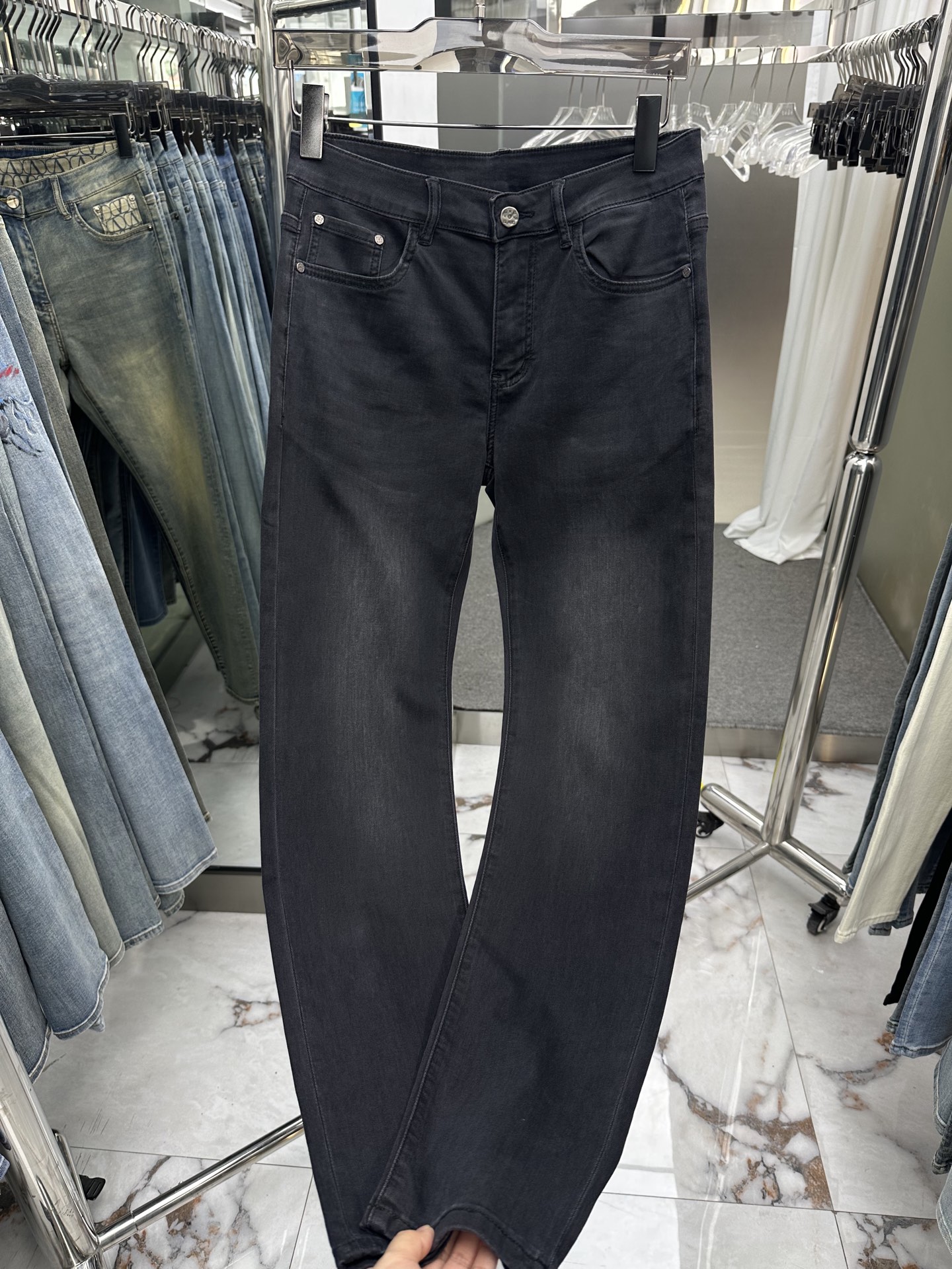 NO:863320,LV Louis Vuitton's 2026 spring and summer new men's jeans are made of imported denim fabrics, heavy-duty environmentally friendly washing, soft to the touch and wear-resistant, small straight version, slightly elastic, slimming, perfect details, high-quality hardware and accessories, fine workmanship, extraordinary, code size 28-38, shipped next day,, louis vuitton, louis vuitton, jeans,19860909LV路易威登 2026春夏新款男士牛仔裤 精选进口丹宁牛仔面料 重工环保洗水 手感柔和 兼备耐磨性 版型小直筒 微弹力显瘦修身,细节完美,五金辅料精选高等品质,做工精细,绝非凡品,码数28-38,隔天出货,,louis vuitton,louis vuitton,jeans,,Men's clothing
